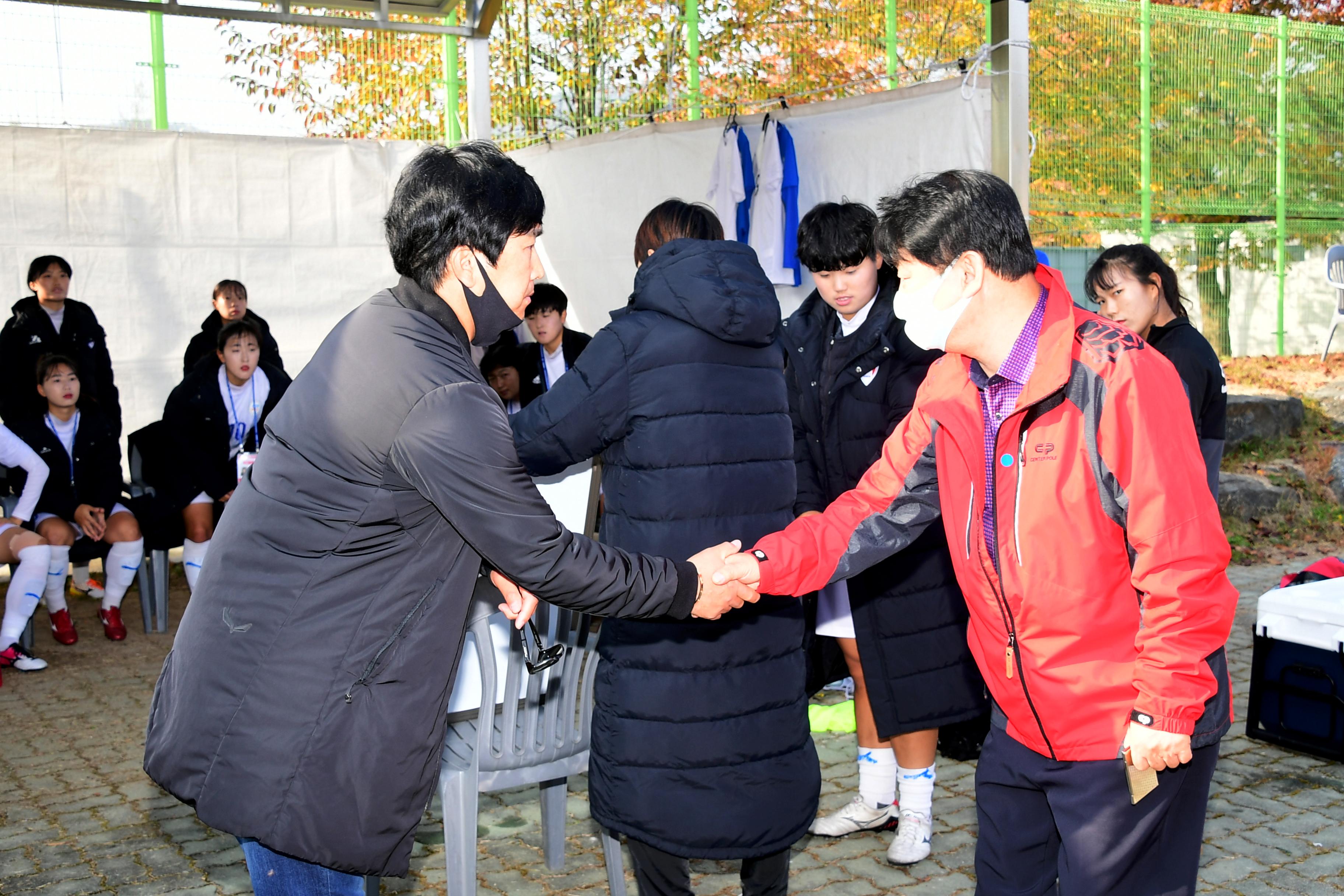 2020 춘계 한국여자축구연맹전 선수단 격려 의 사진