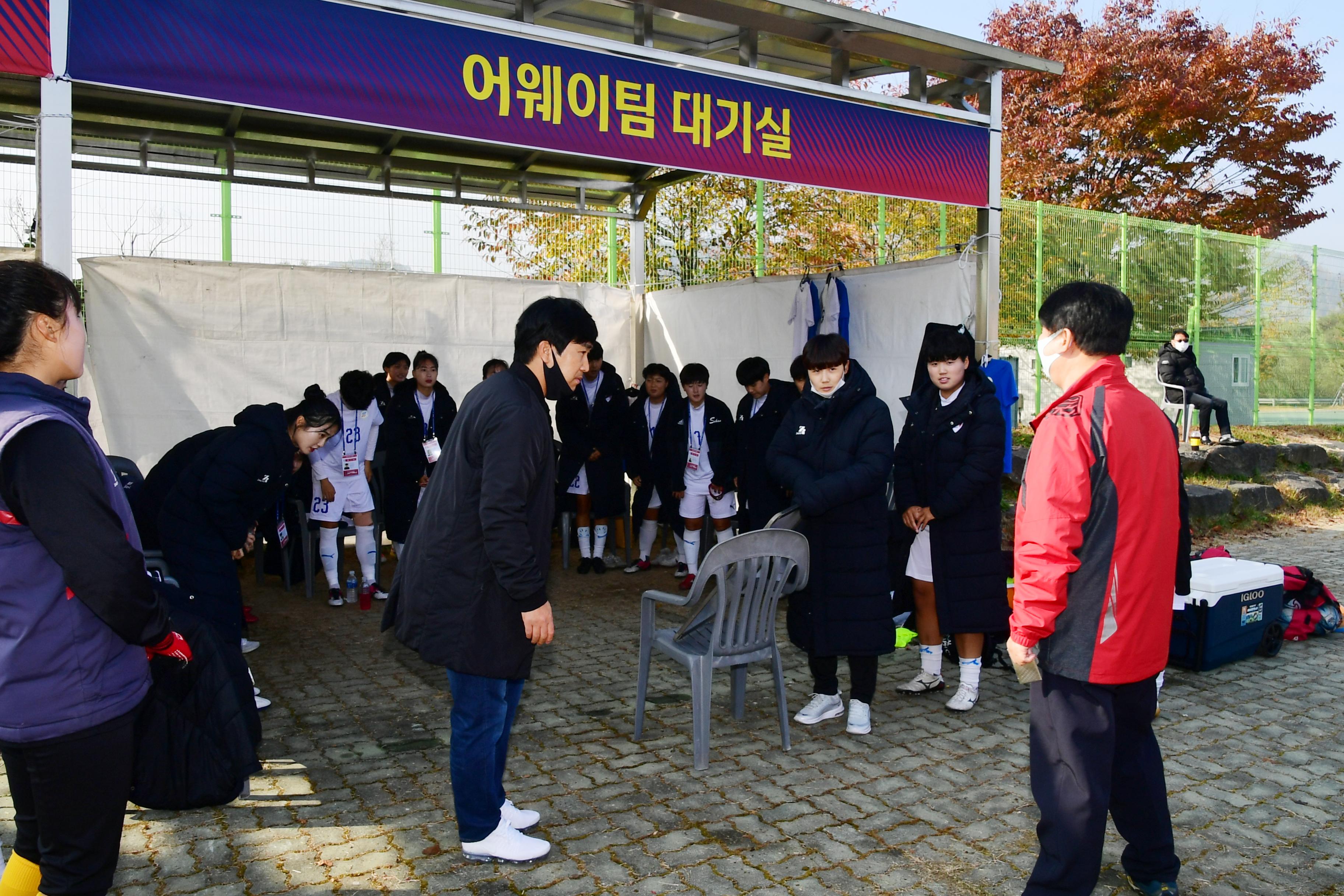 2020 춘계 한국여자축구연맹전 선수단 격려 의 사진