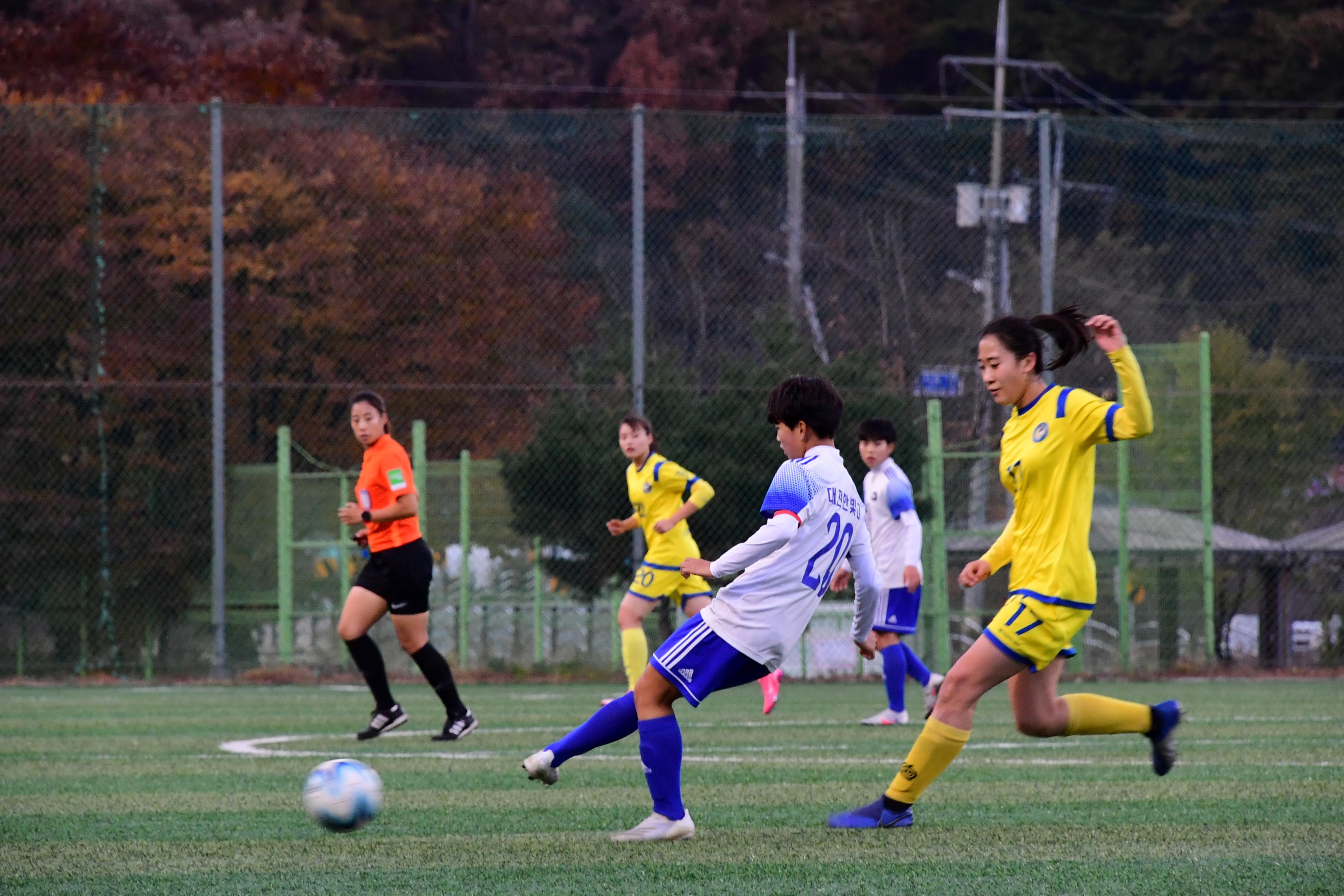 2020 춘계 한국여자축구연맹전 선수단 격려 의 사진