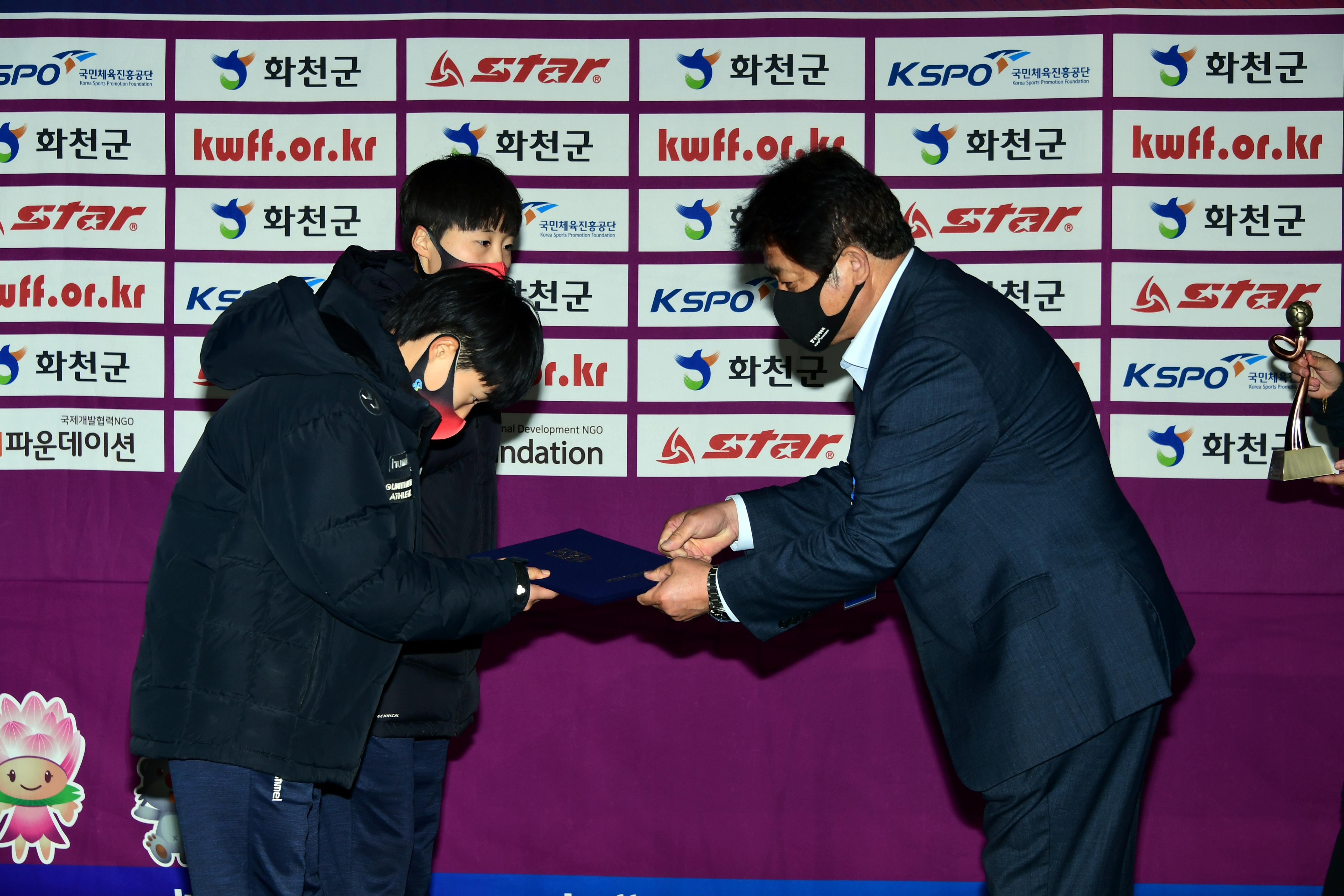 2020 춘계 한국여자축구 연맹전 결승전 시상식 의 사진