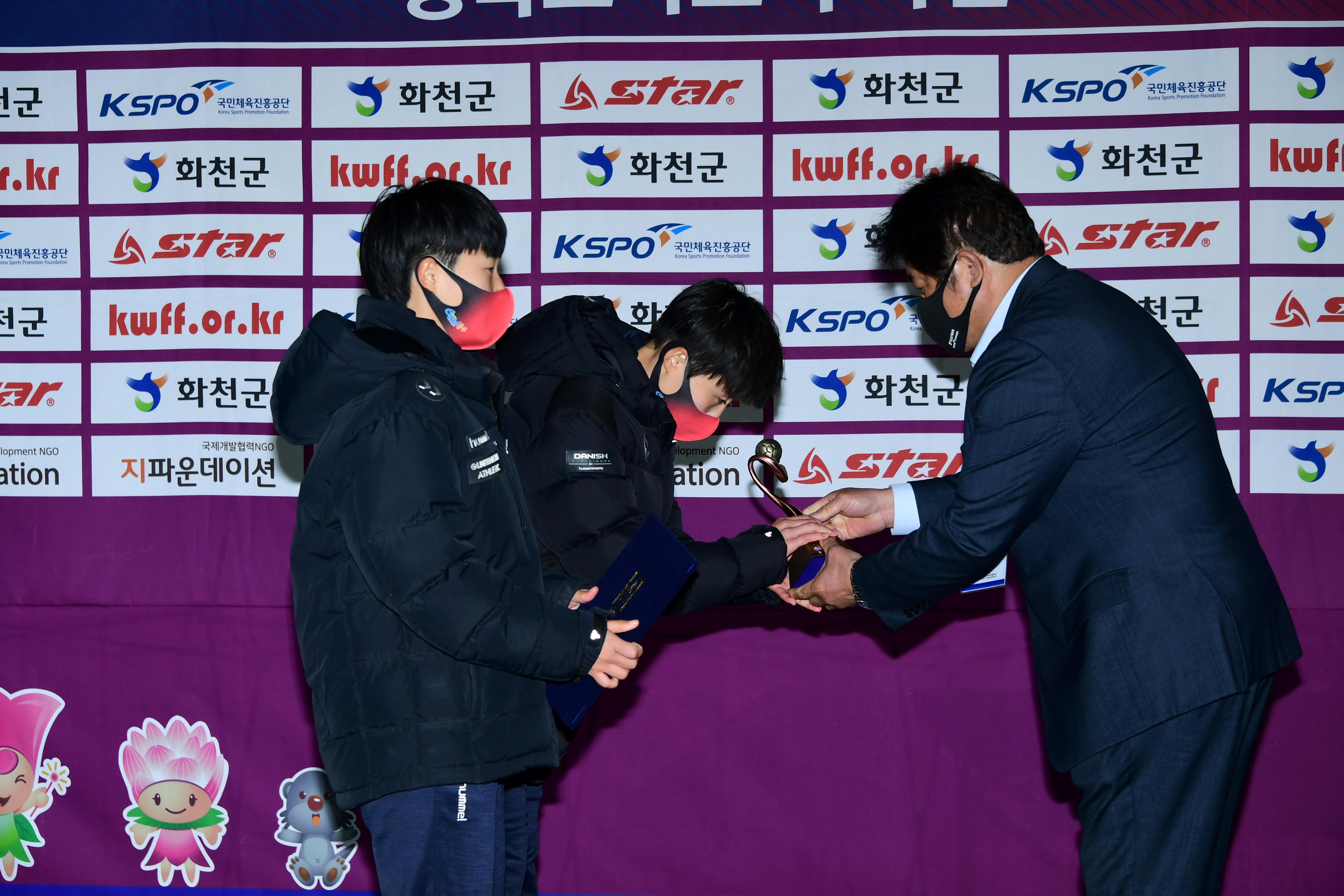 2020 춘계 한국여자축구 연맹전 결승전 시상식 의 사진