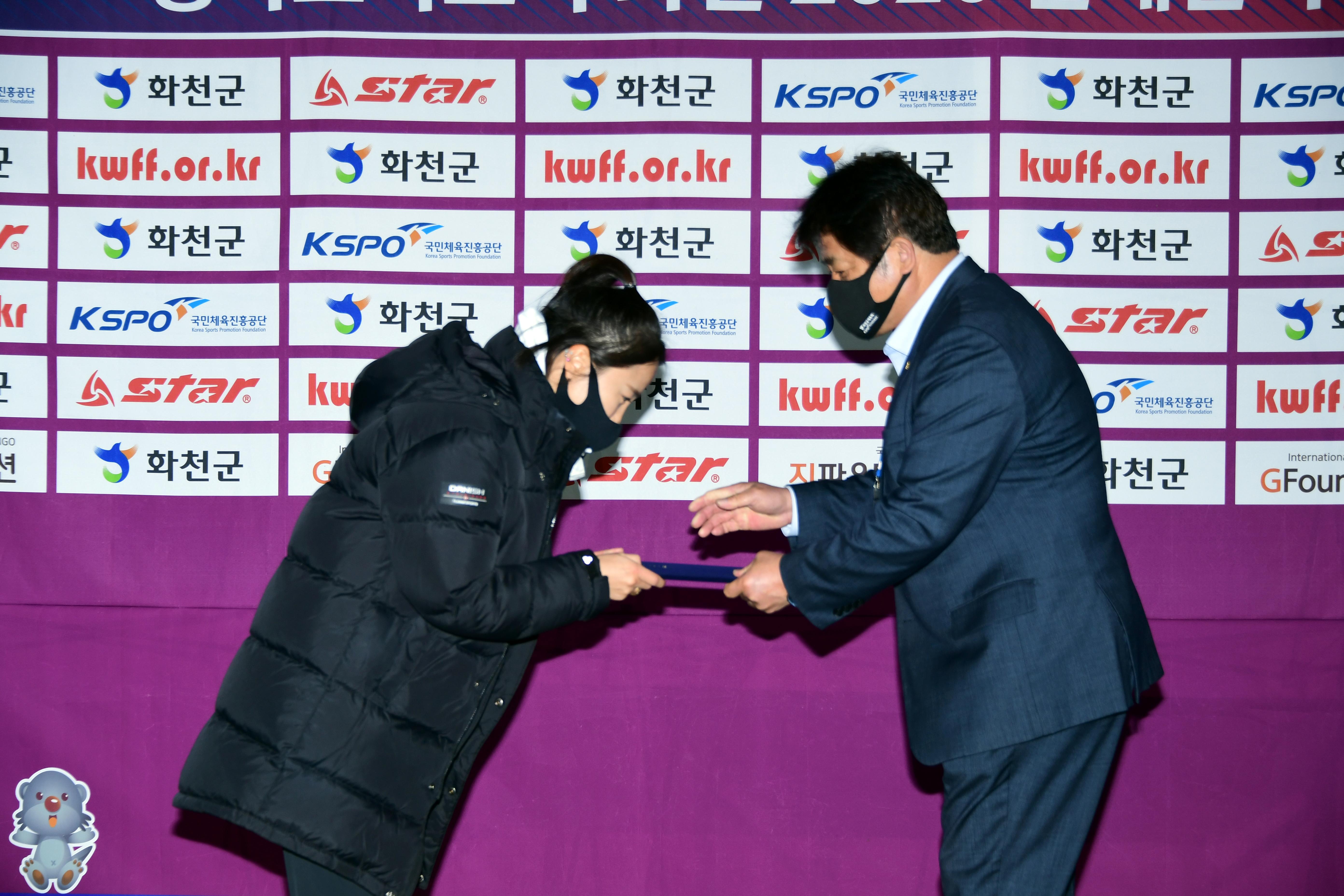 2020 춘계 한국여자축구 연맹전 결승전 시상식 의 사진