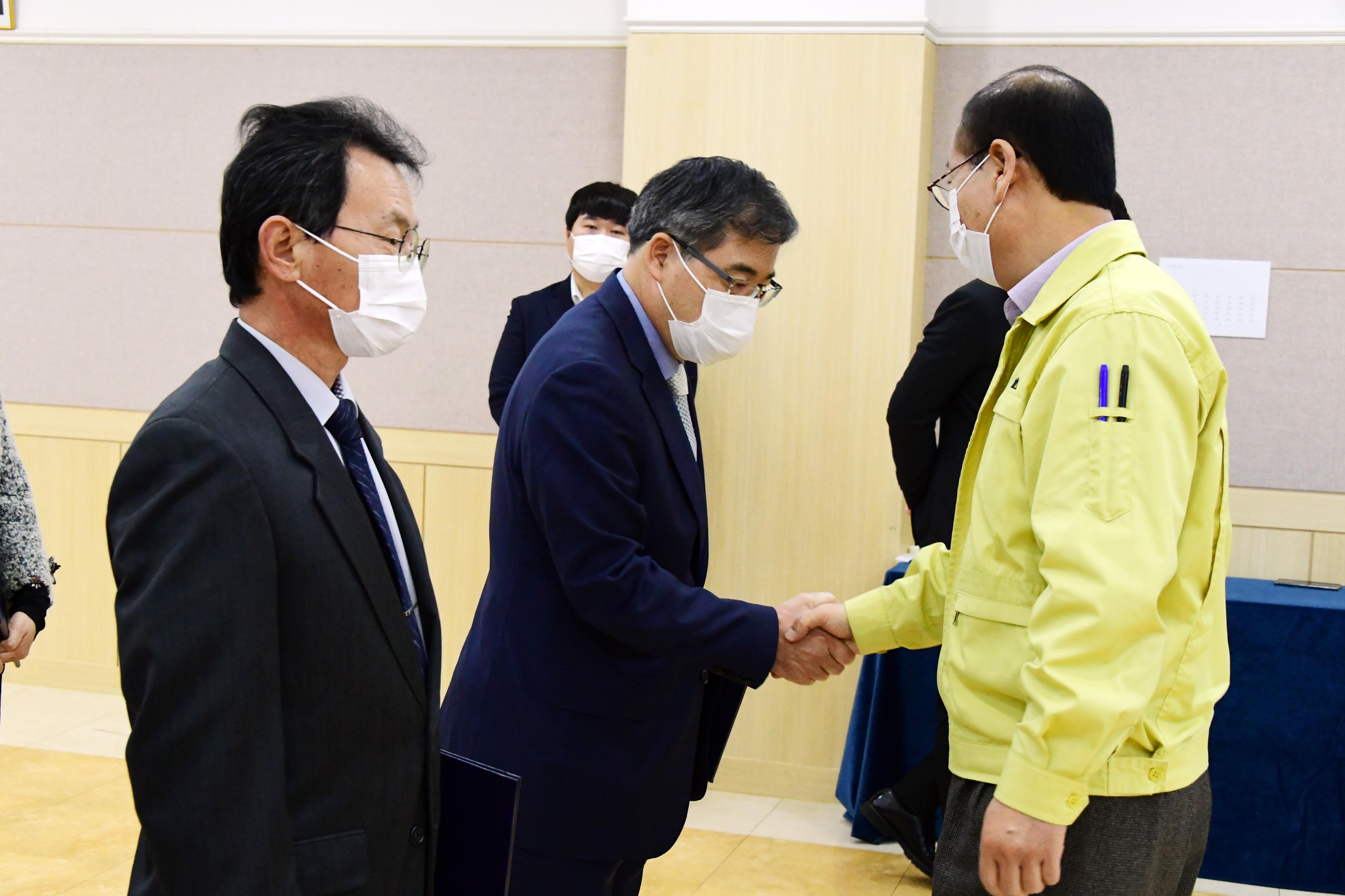 2020 화천군 인사발령자 임용장 수여식 의 사진