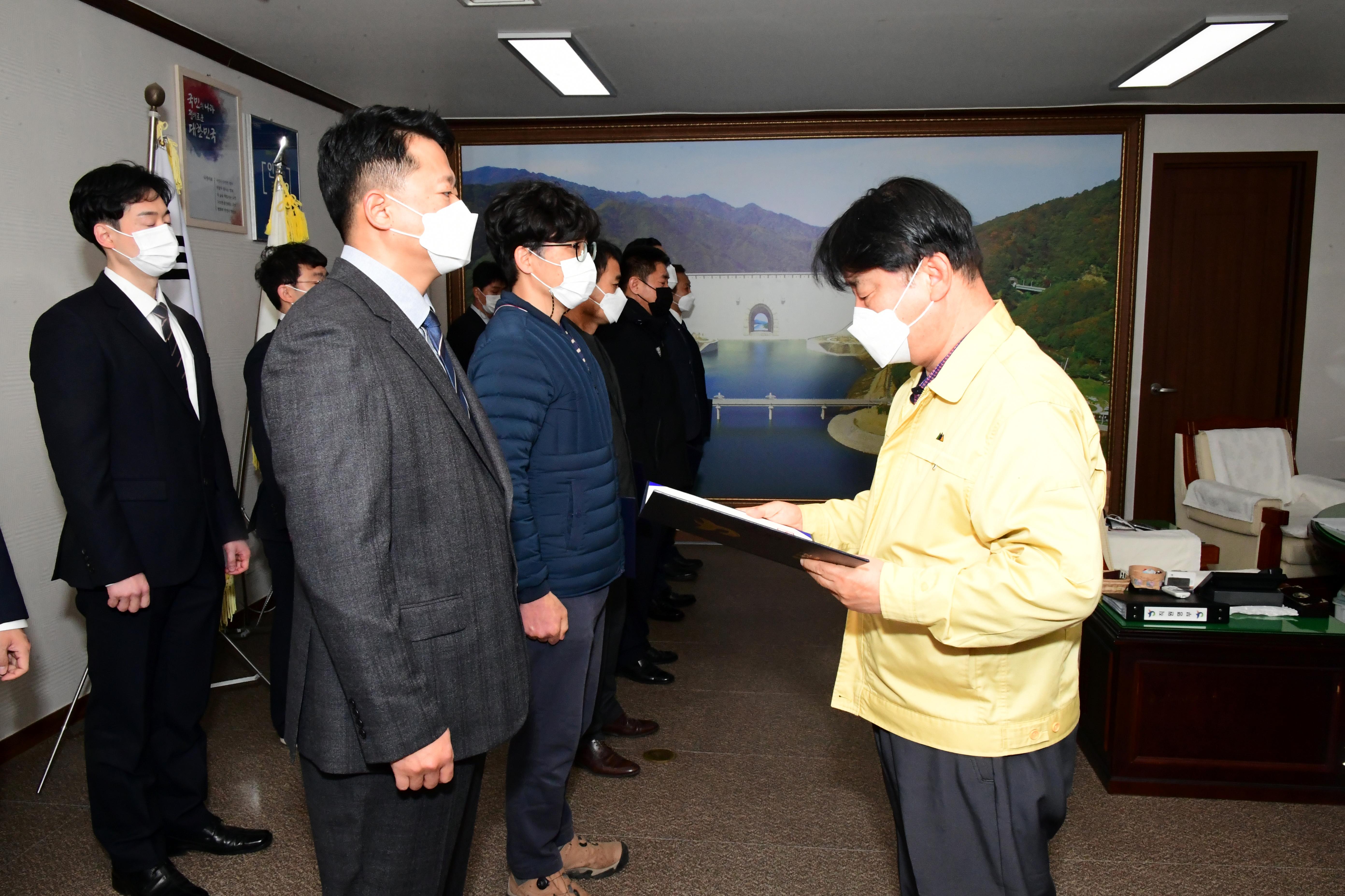 2020 화천군 인사발령자 임용장 수여식 의 사진