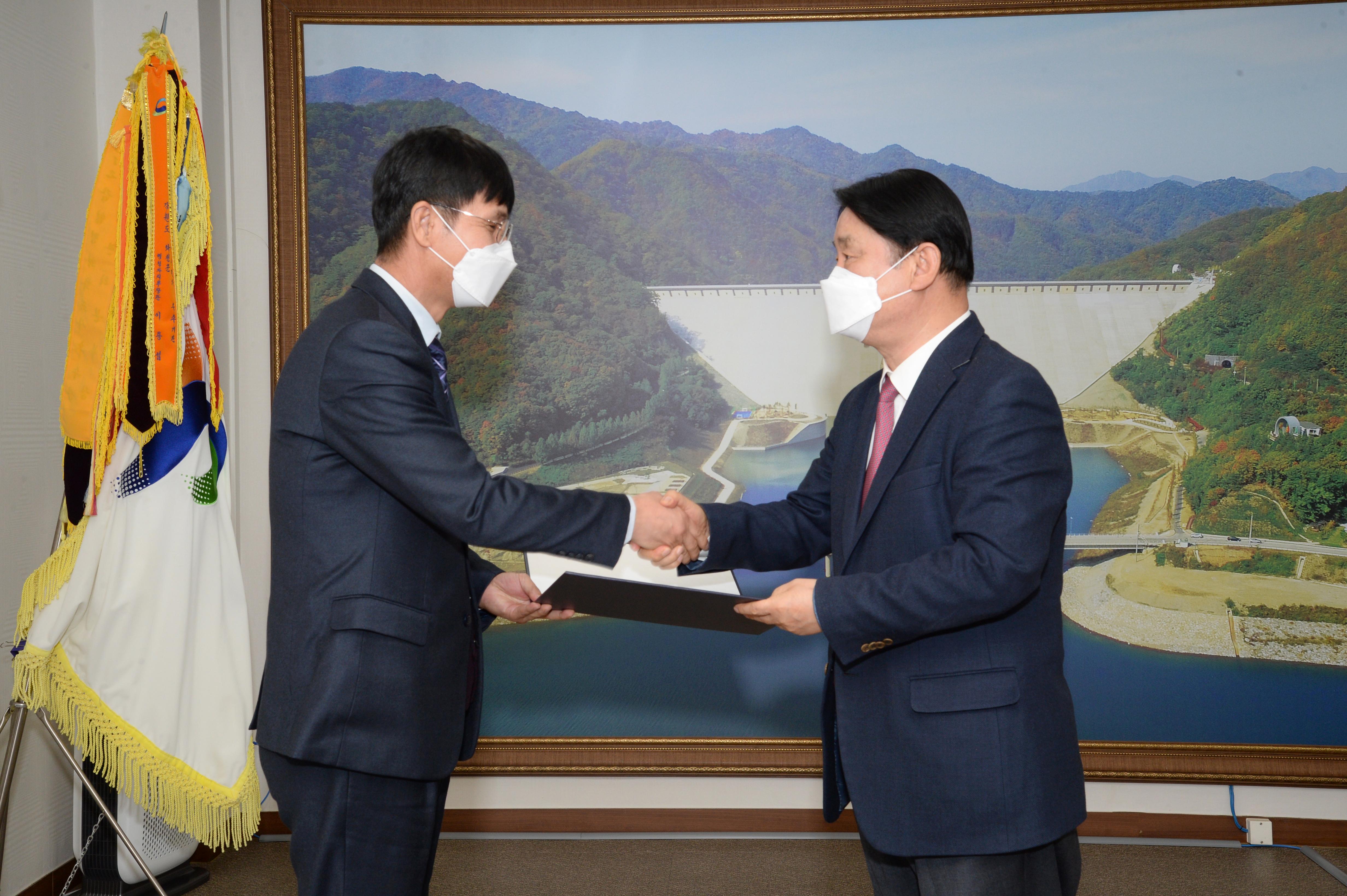 2020 제29대 김용환 화천부군수 부임 인사발령 임용장 수여식 사진