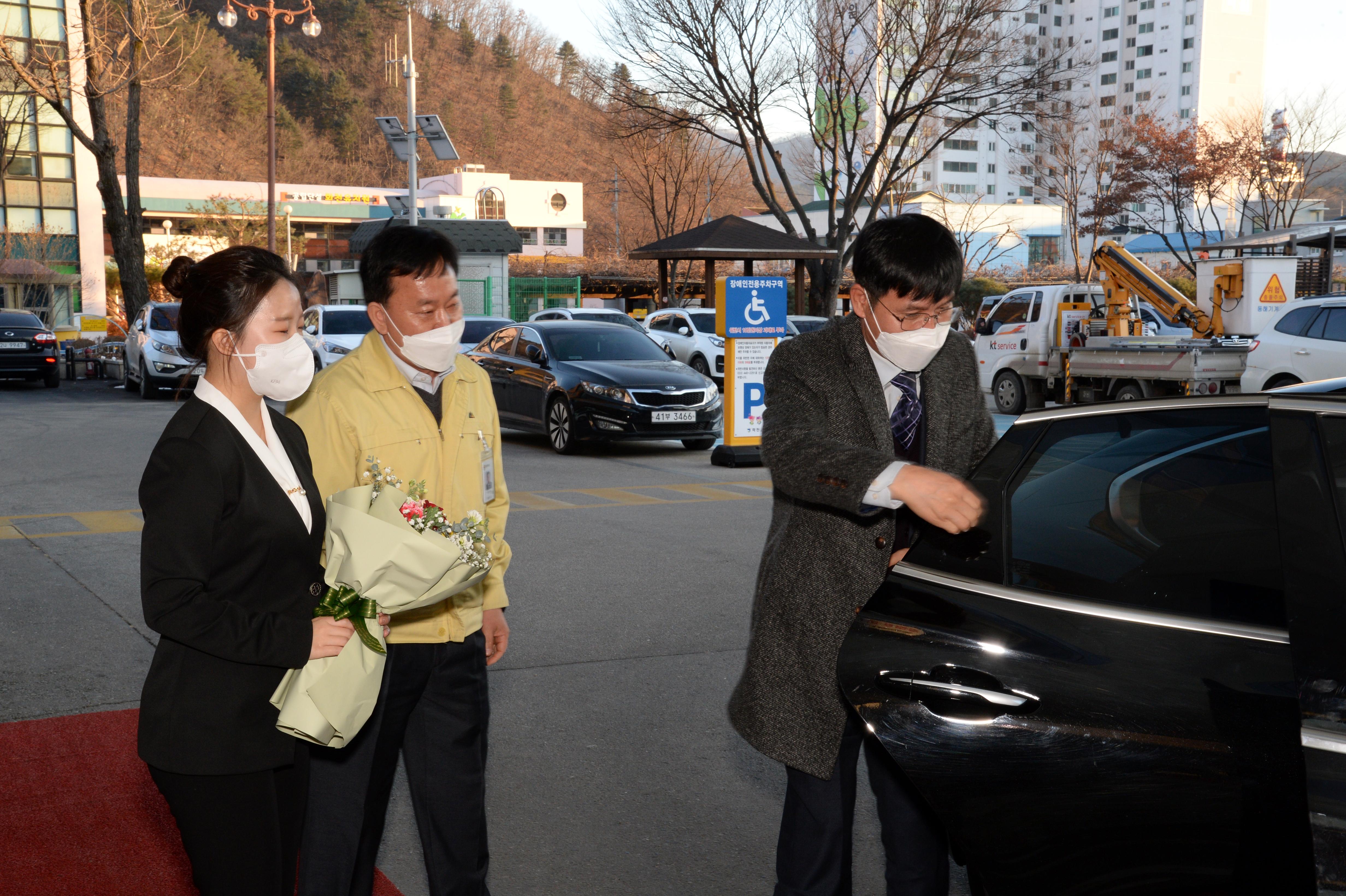 2020 제29대 김용환 화천부군수 부임 인사발령 임용장 수여식 의 사진