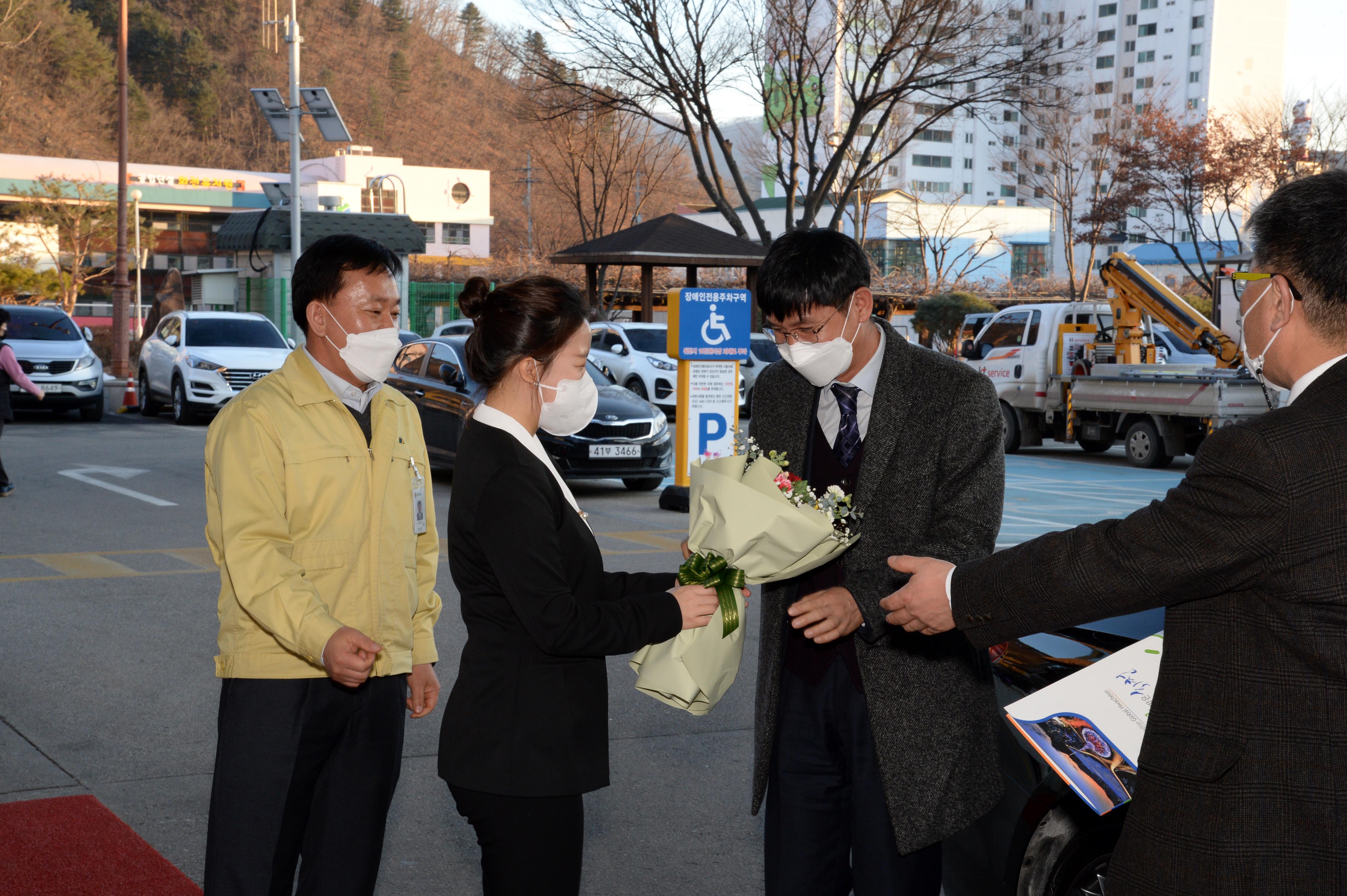 2020 제29대 김용환 화천부군수 부임 인사발령 임용장 수여식 의 사진