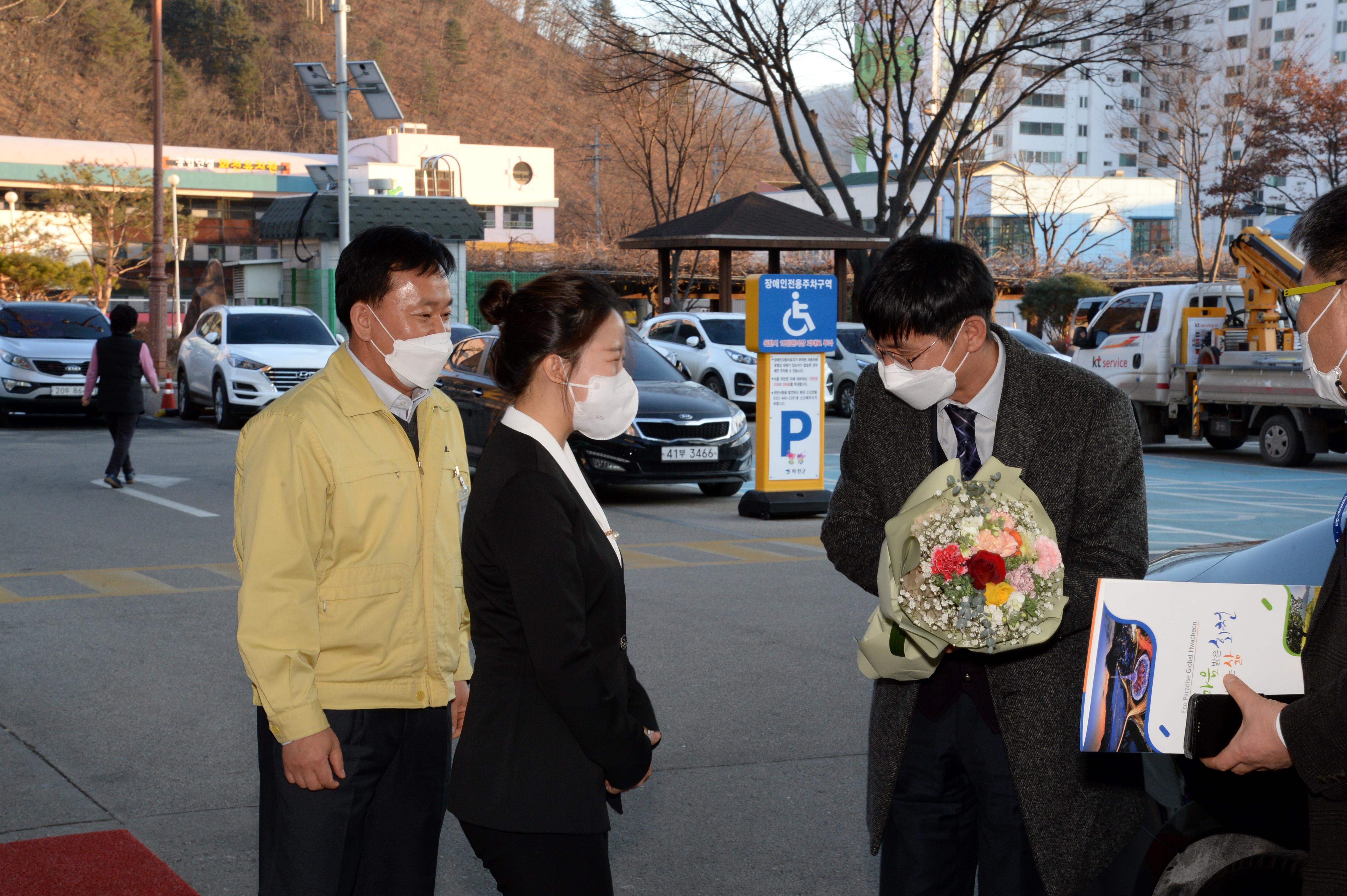 2020 제29대 김용환 화천부군수 부임 인사발령 임용장 수여식 의 사진