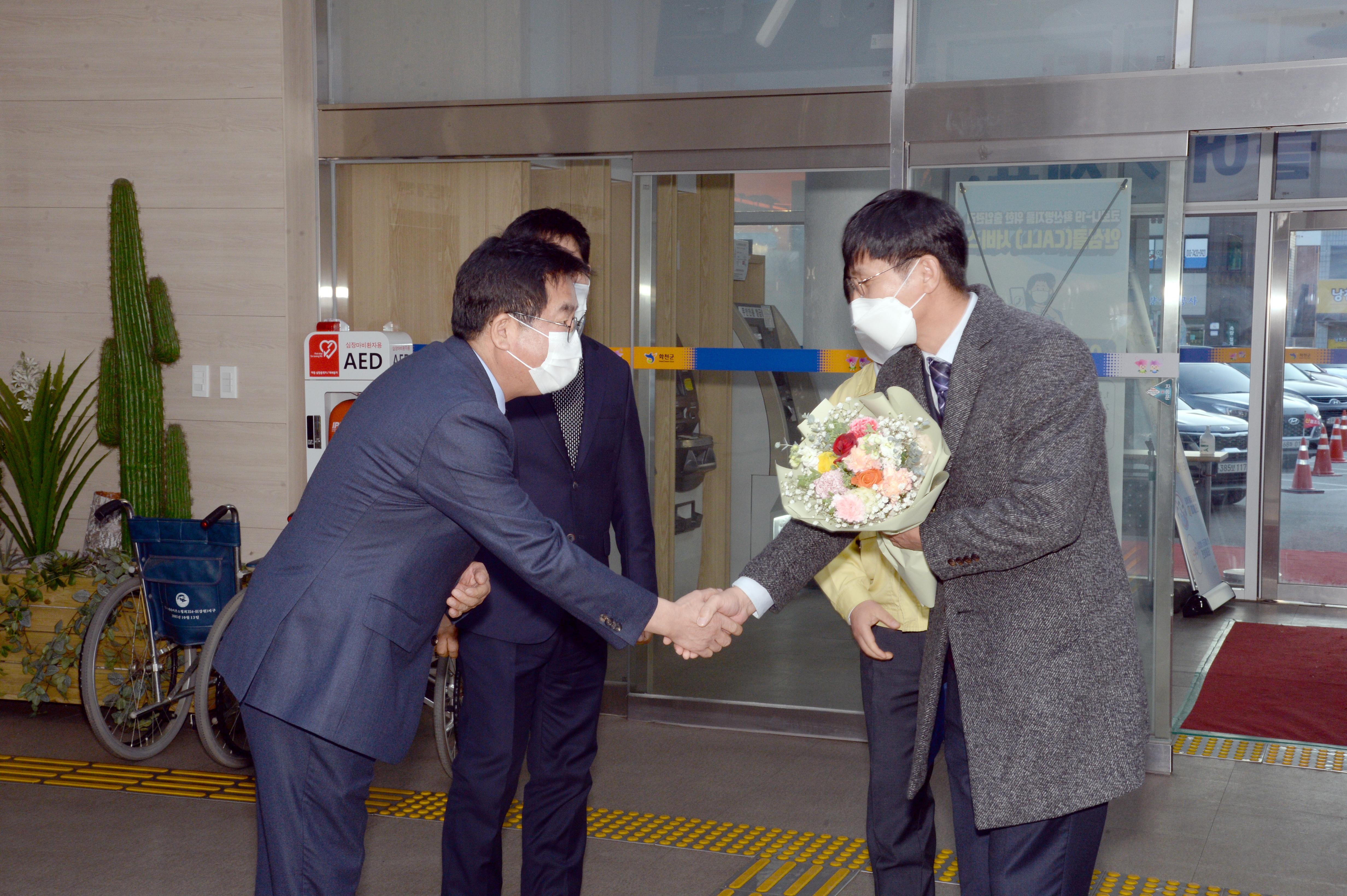 2020 제29대 김용환 화천부군수 부임 인사발령 임용장 수여식 의 사진