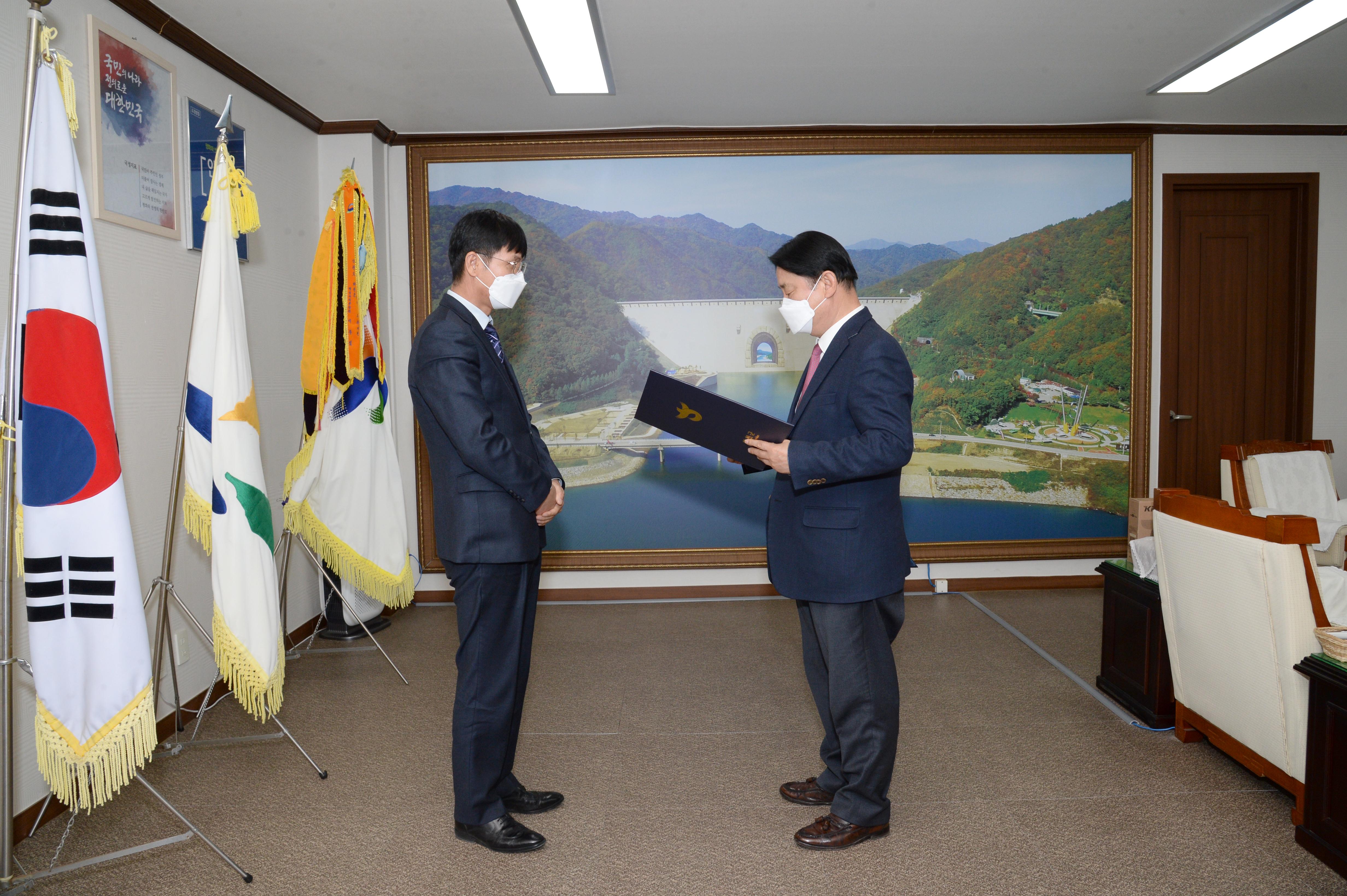 2020 제29대 김용환 화천부군수 부임 인사발령 임용장 수여식 의 사진