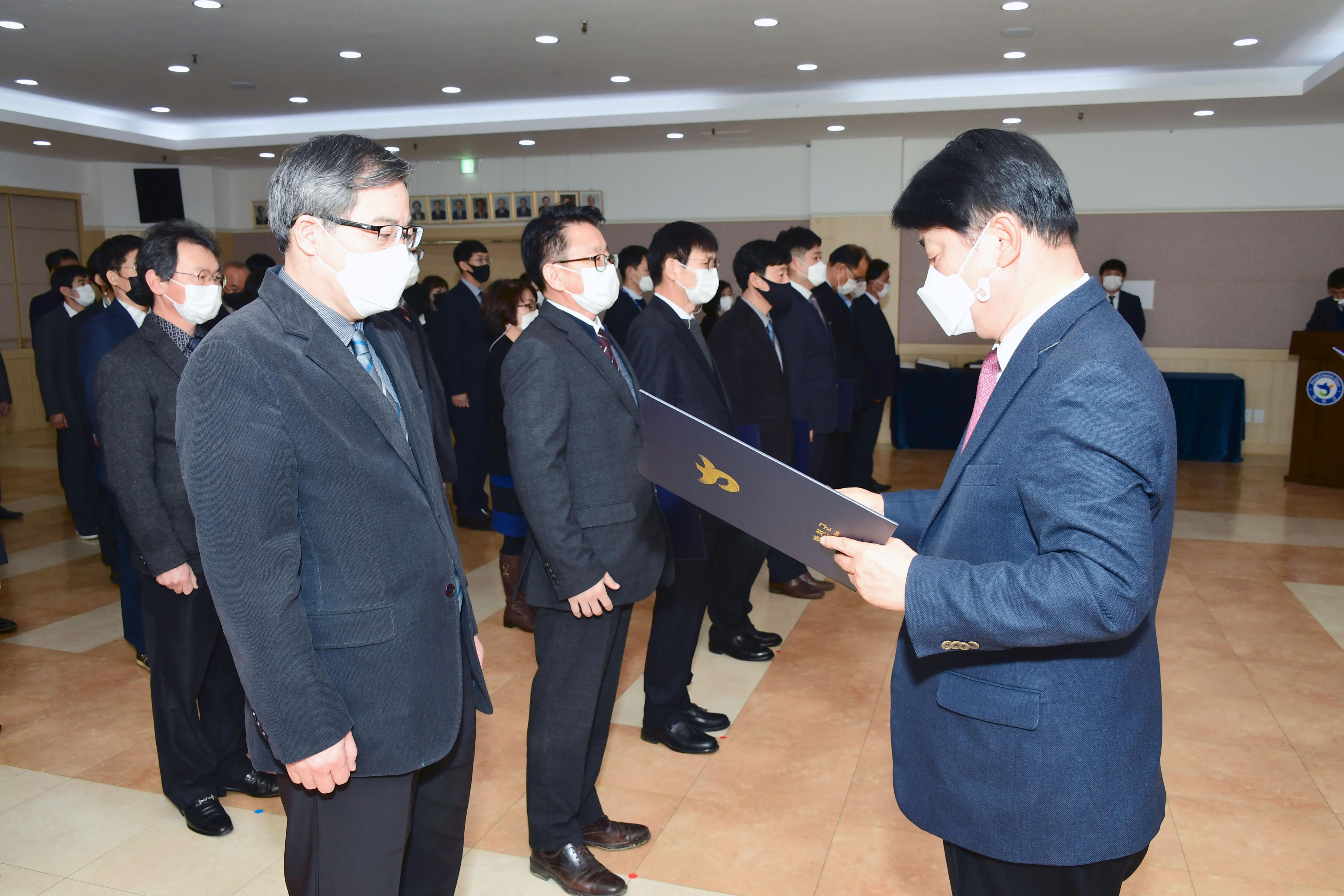 2021 화천군 인사발령자 임용장 수여식 의 사진