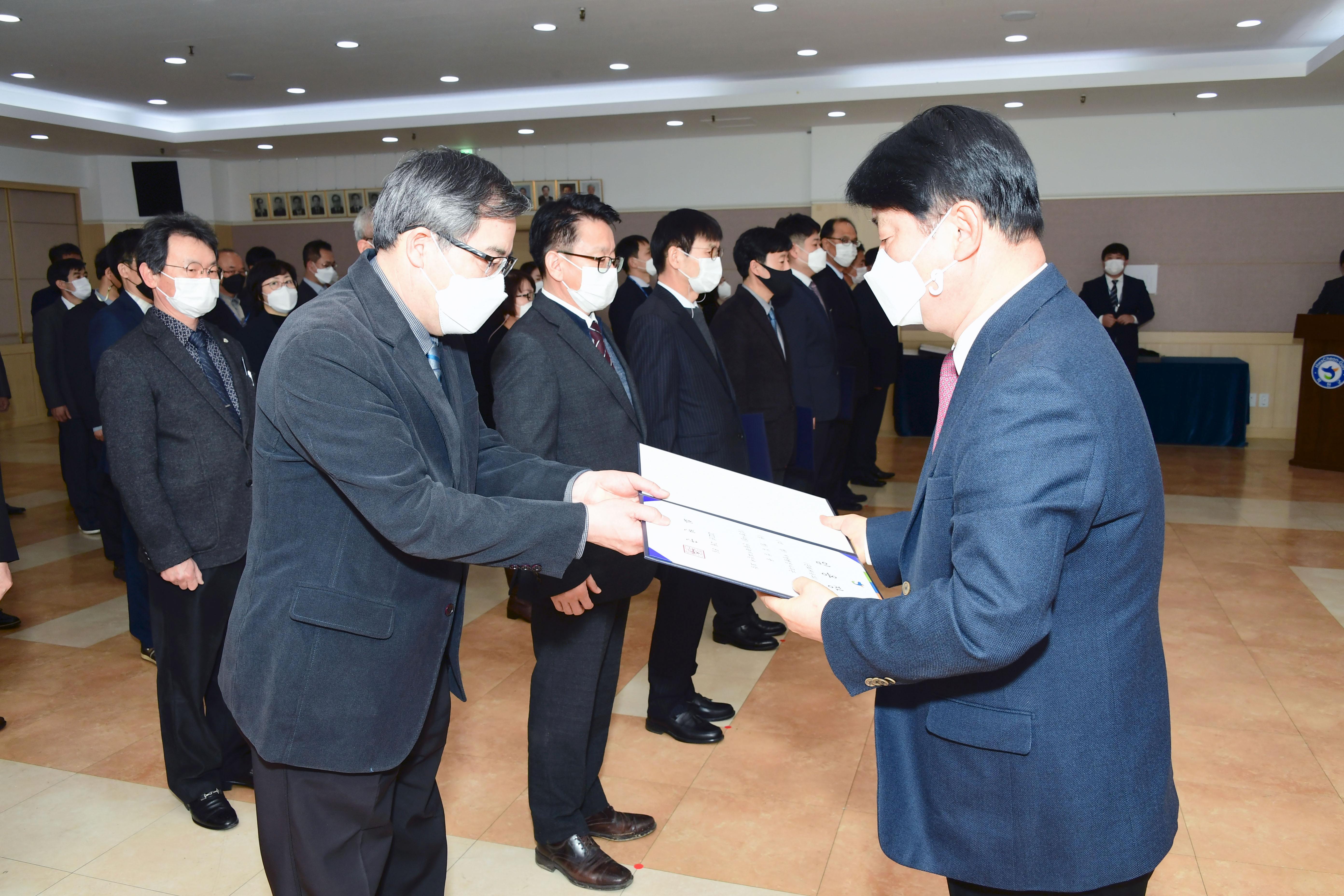 2021 화천군 인사발령자 임용장 수여식 의 사진