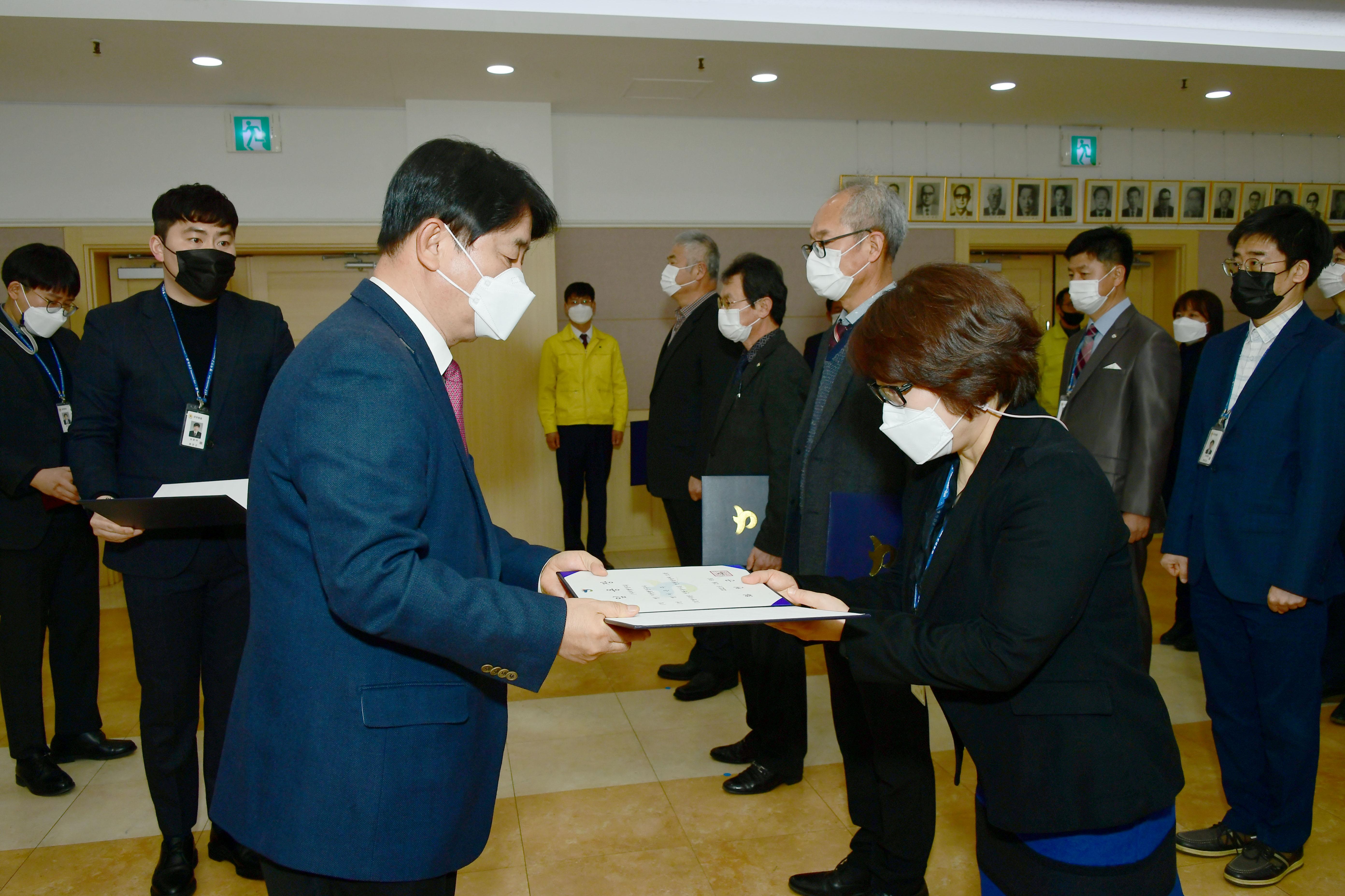 2021 화천군 인사발령자 임용장 수여식 의 사진