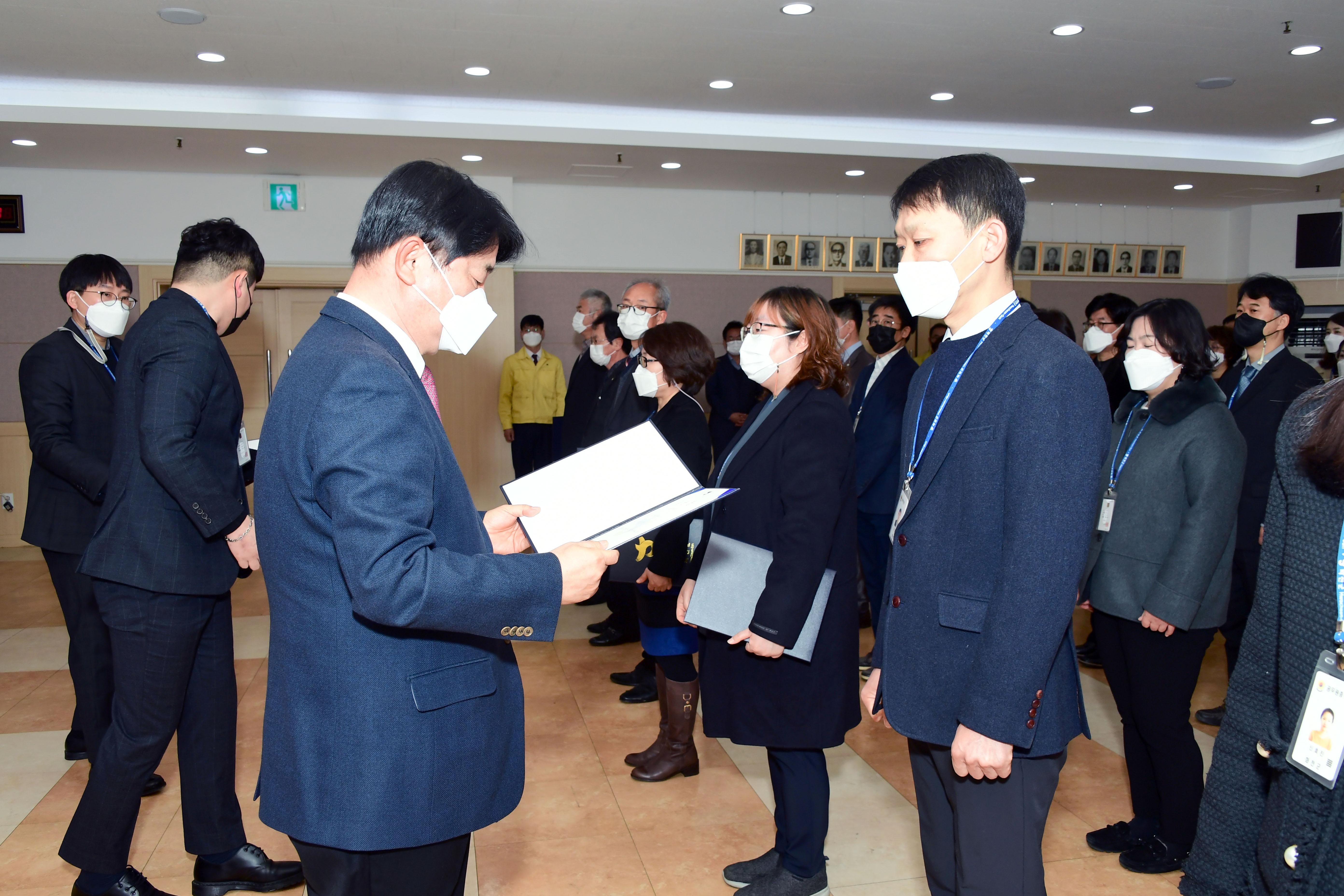 2021 화천군 인사발령자 임용장 수여식 의 사진