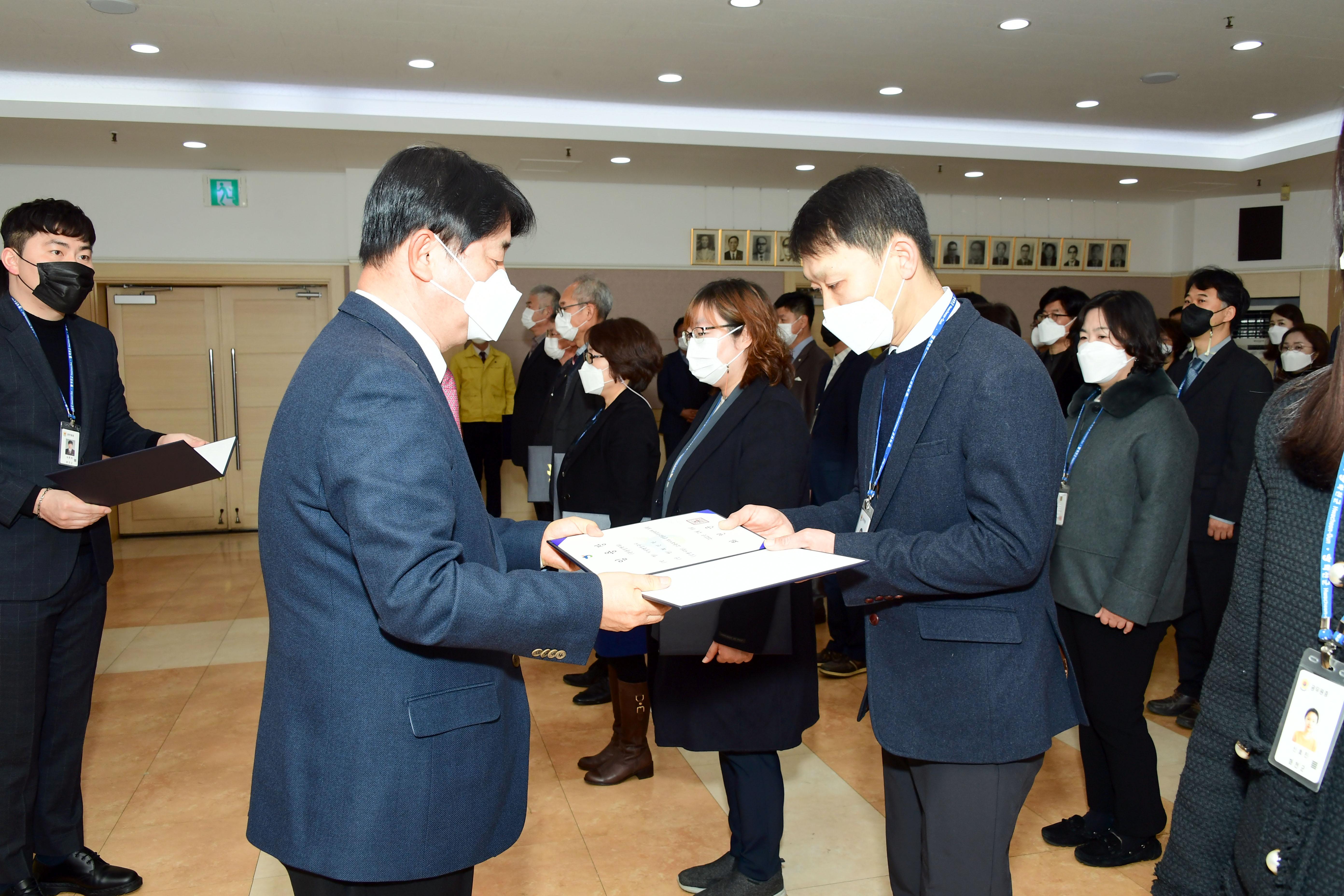 2021 화천군 인사발령자 임용장 수여식 의 사진