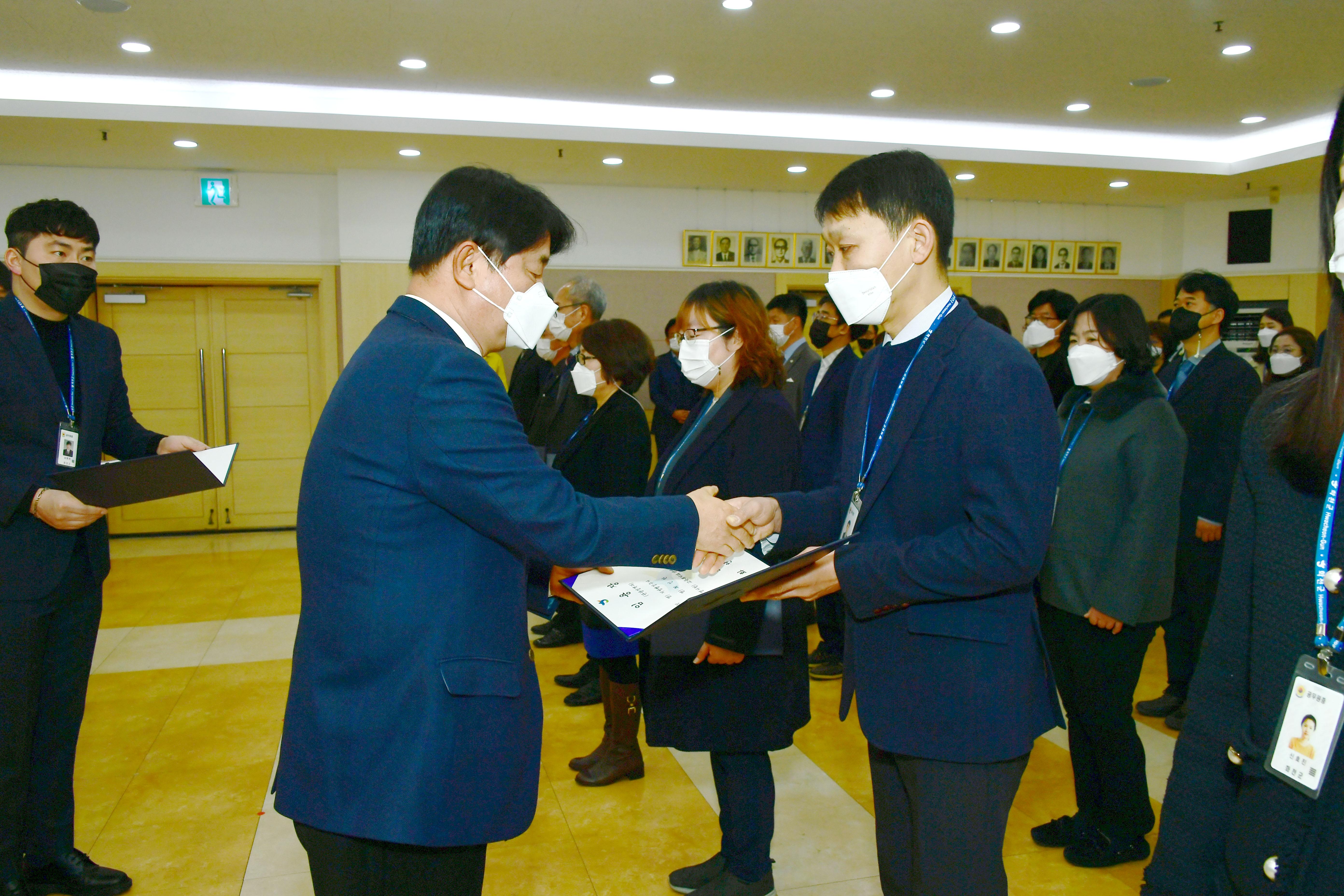 2021 화천군 인사발령자 임용장 수여식 의 사진