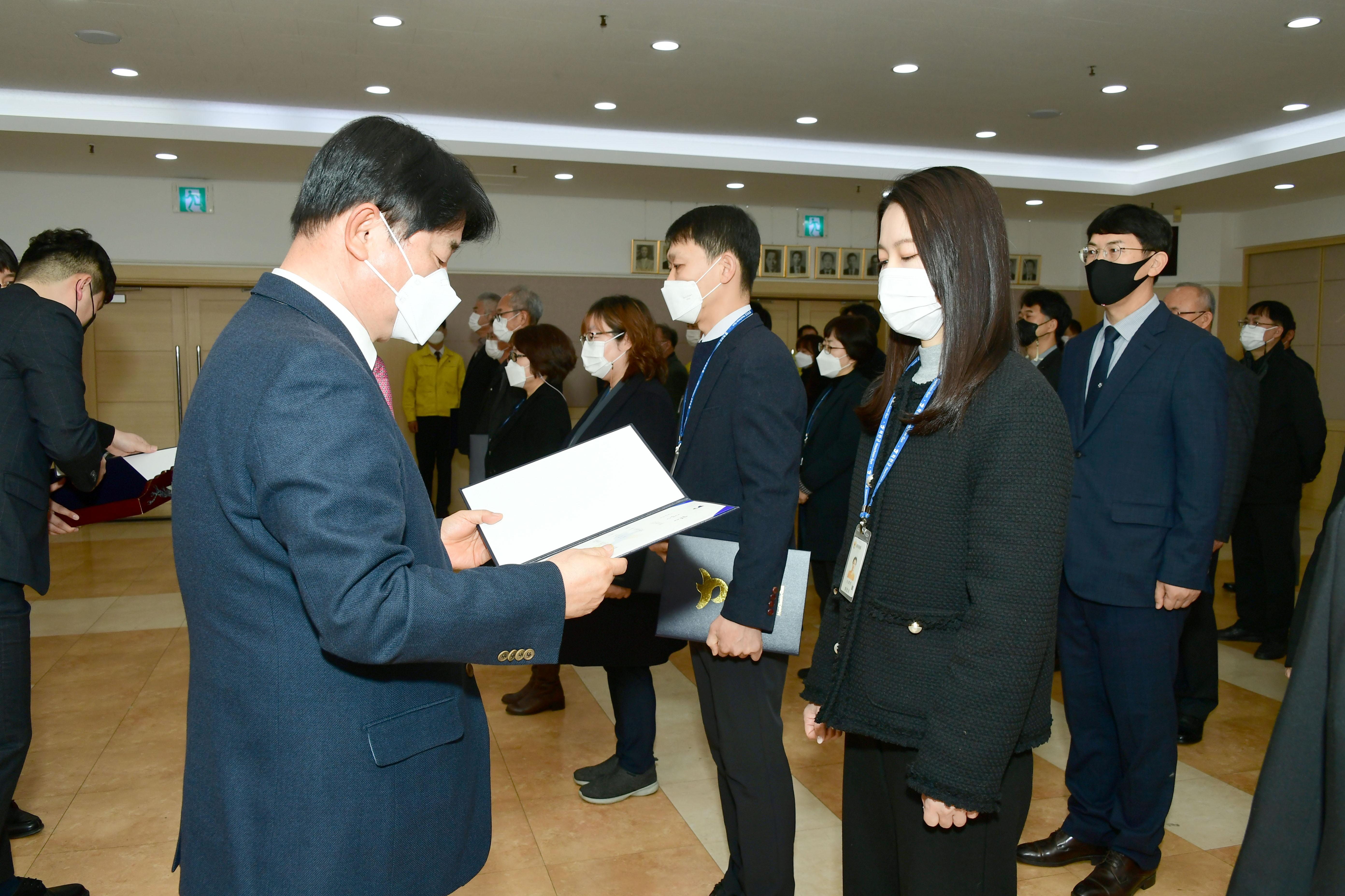 2021 화천군 인사발령자 임용장 수여식 의 사진