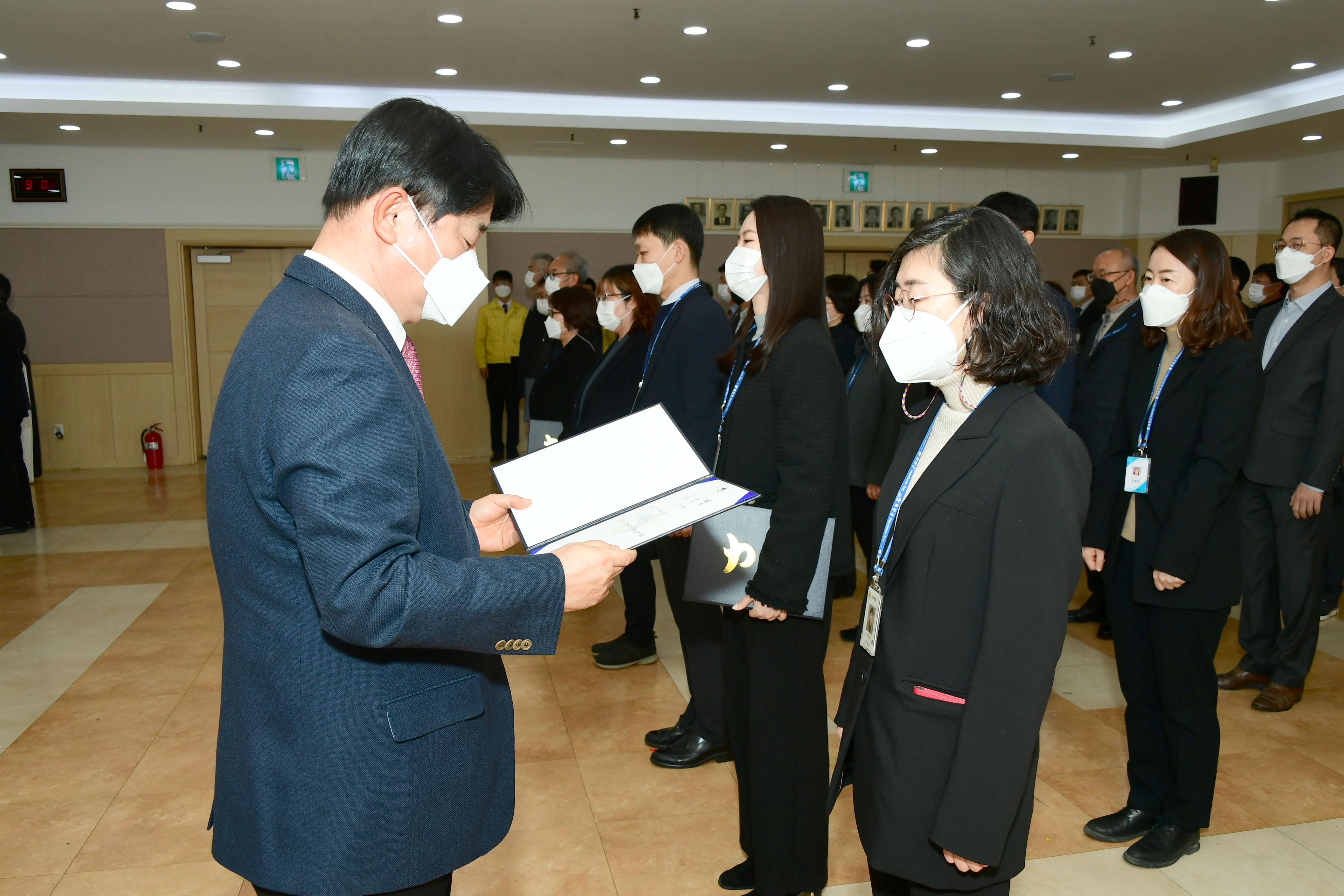 2021 화천군 인사발령자 임용장 수여식 의 사진