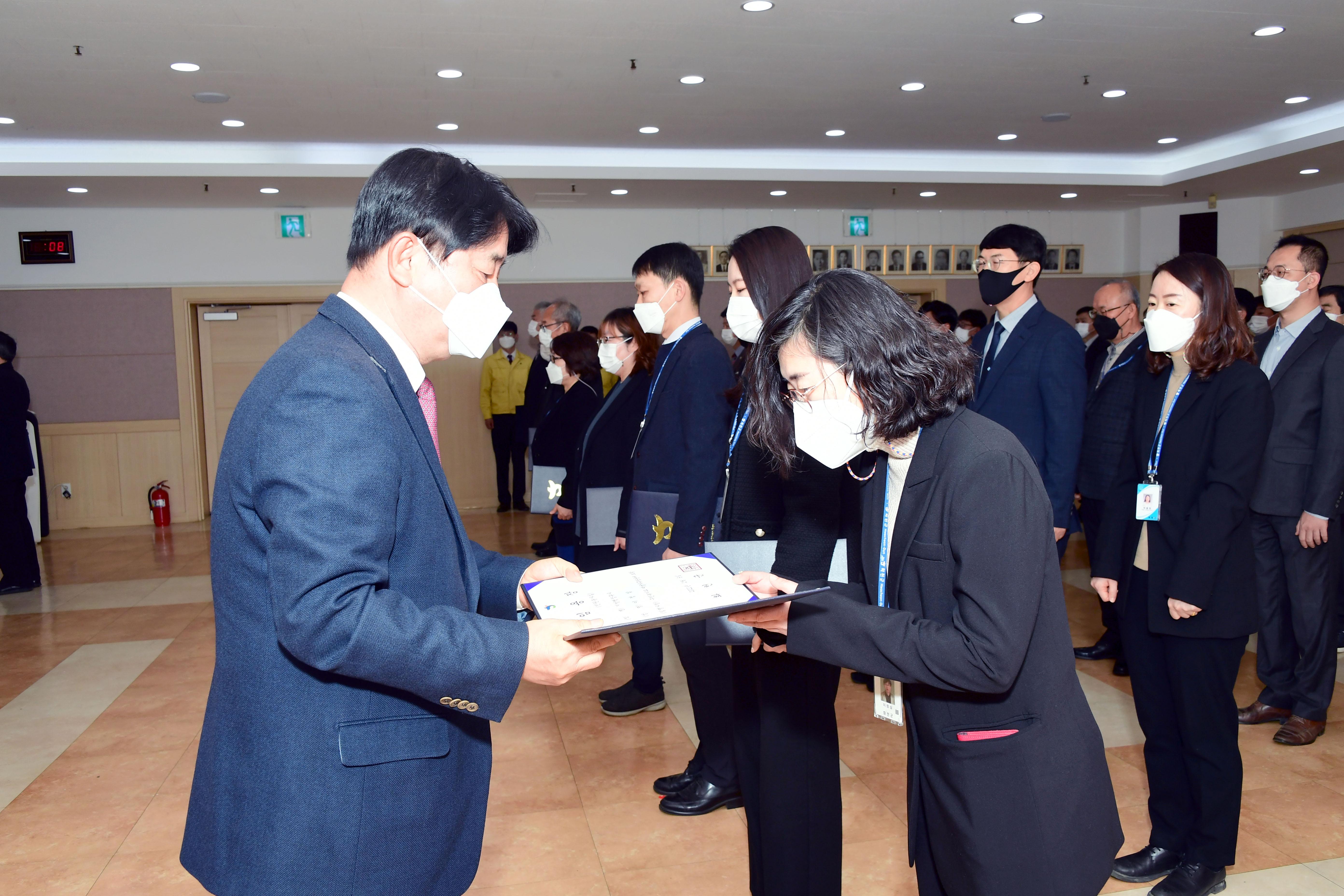 2021 화천군 인사발령자 임용장 수여식 의 사진