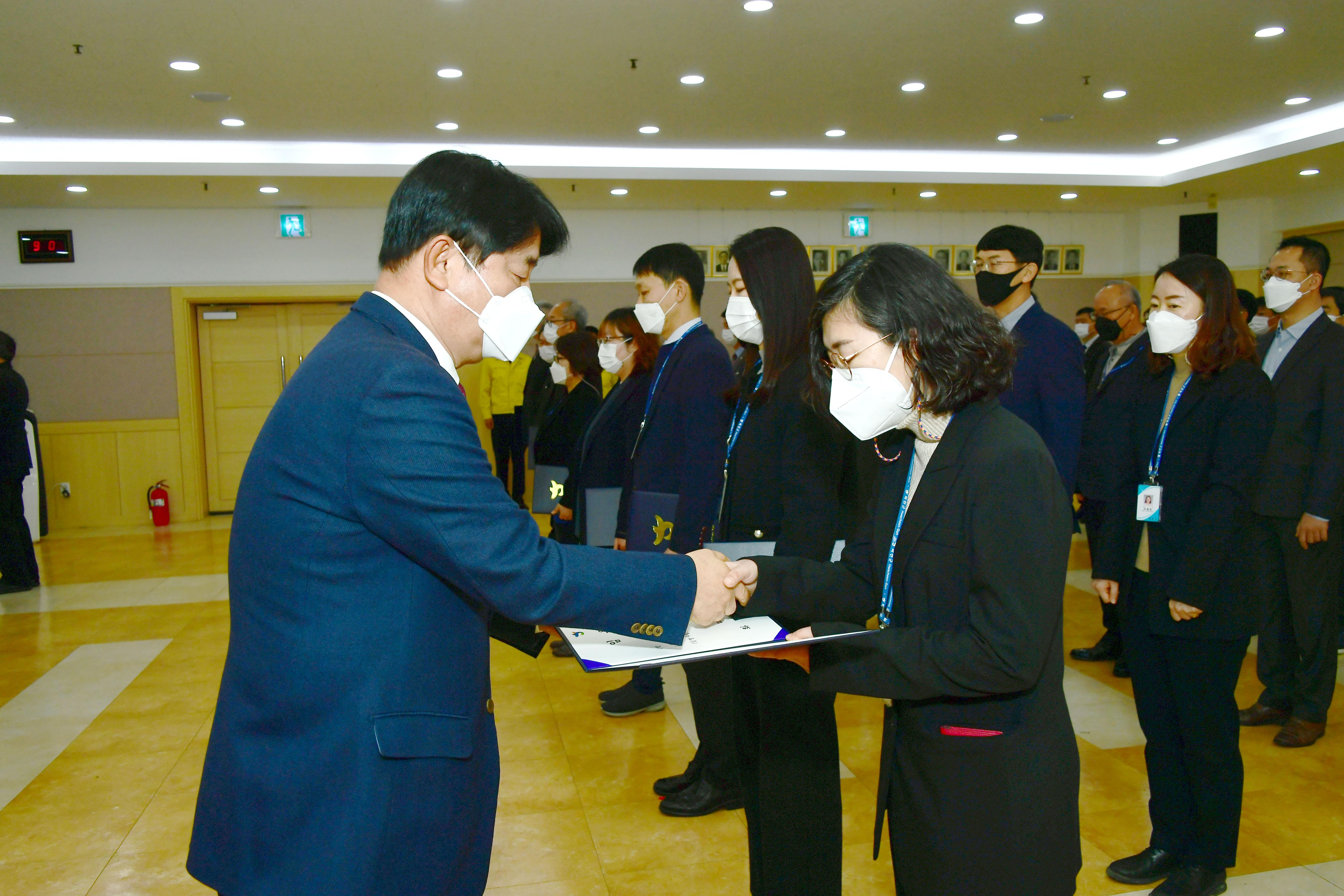 2021 화천군 인사발령자 임용장 수여식 의 사진