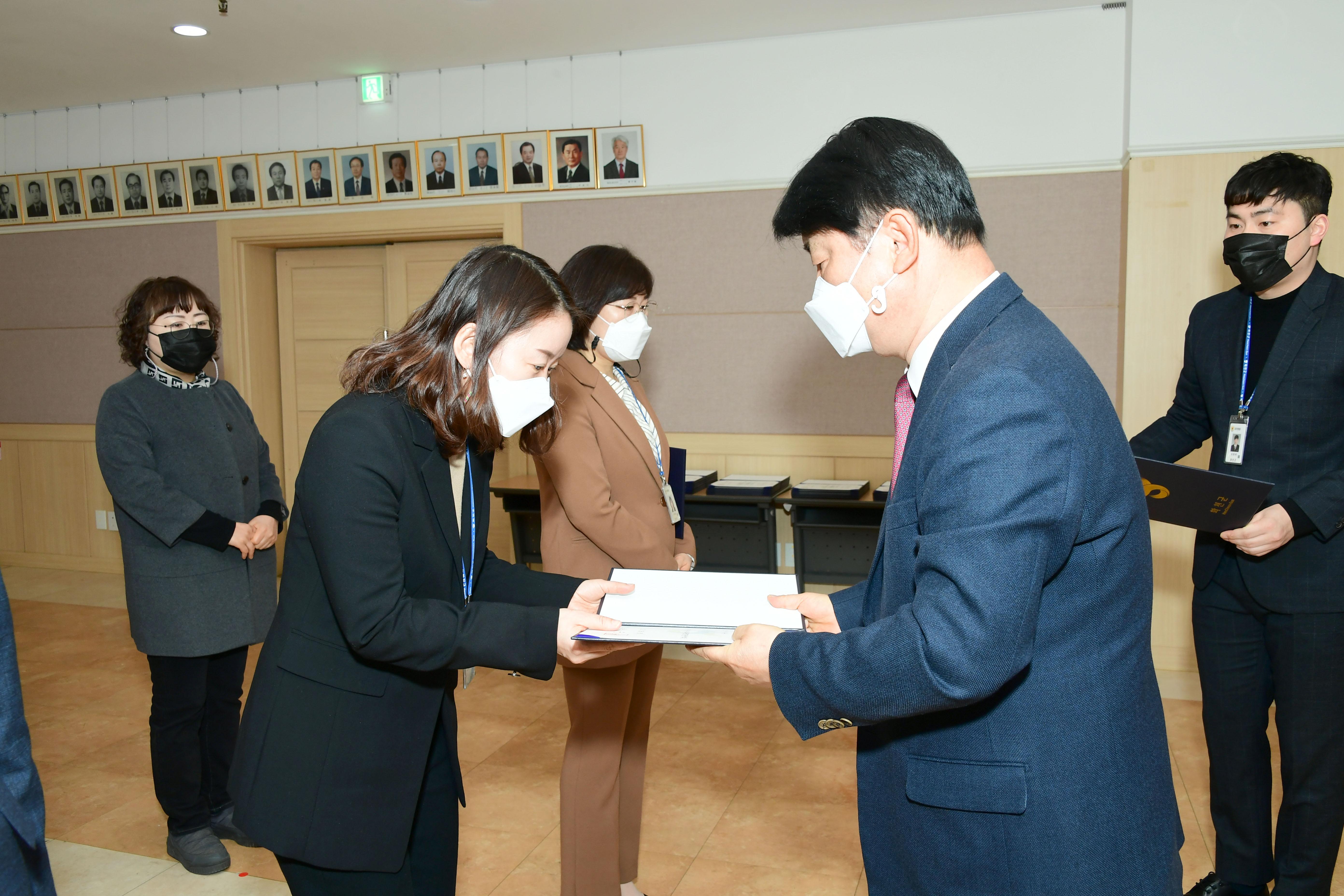 2021 화천군 인사발령자 임용장 수여식 의 사진