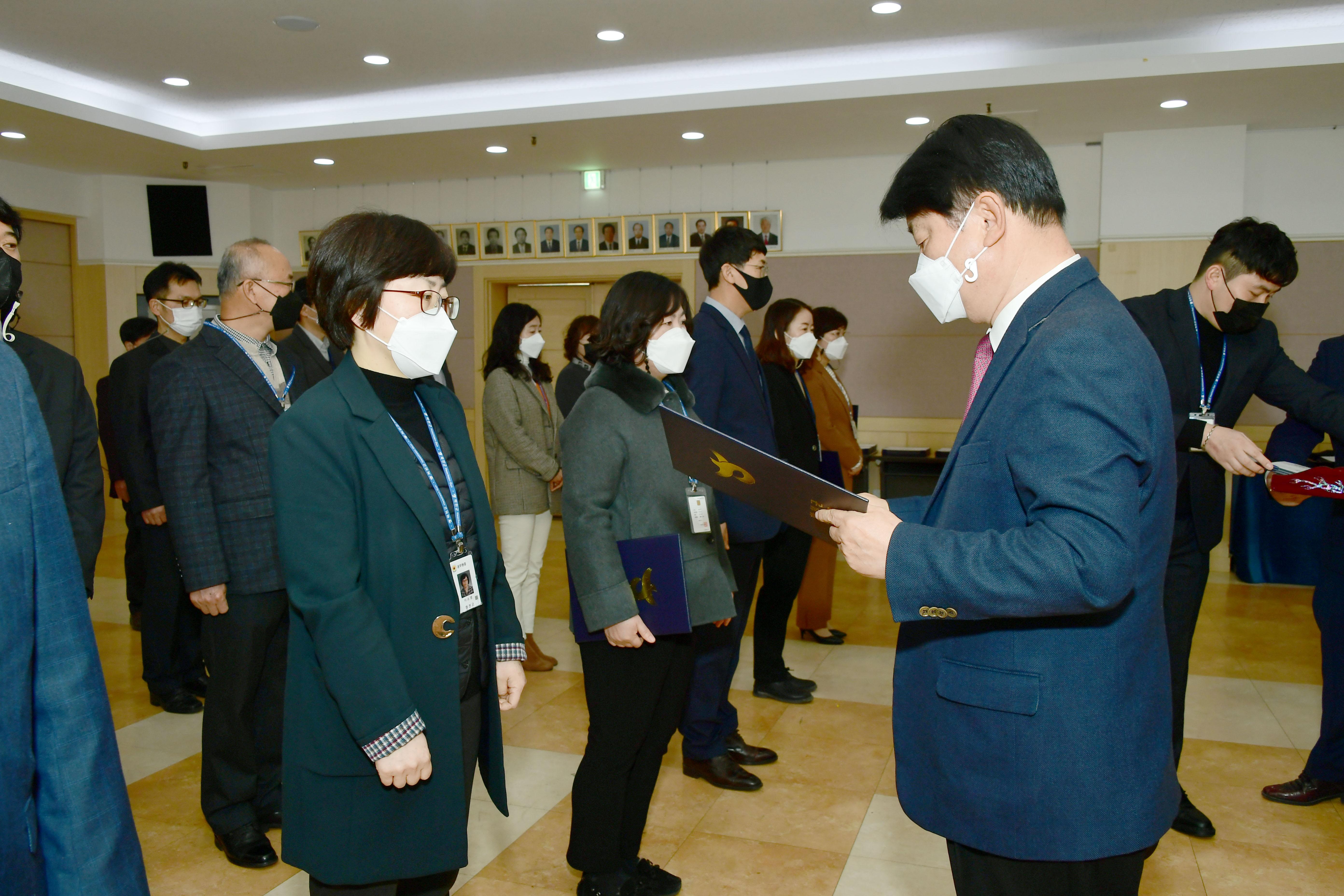 2021 화천군 인사발령자 임용장 수여식 의 사진