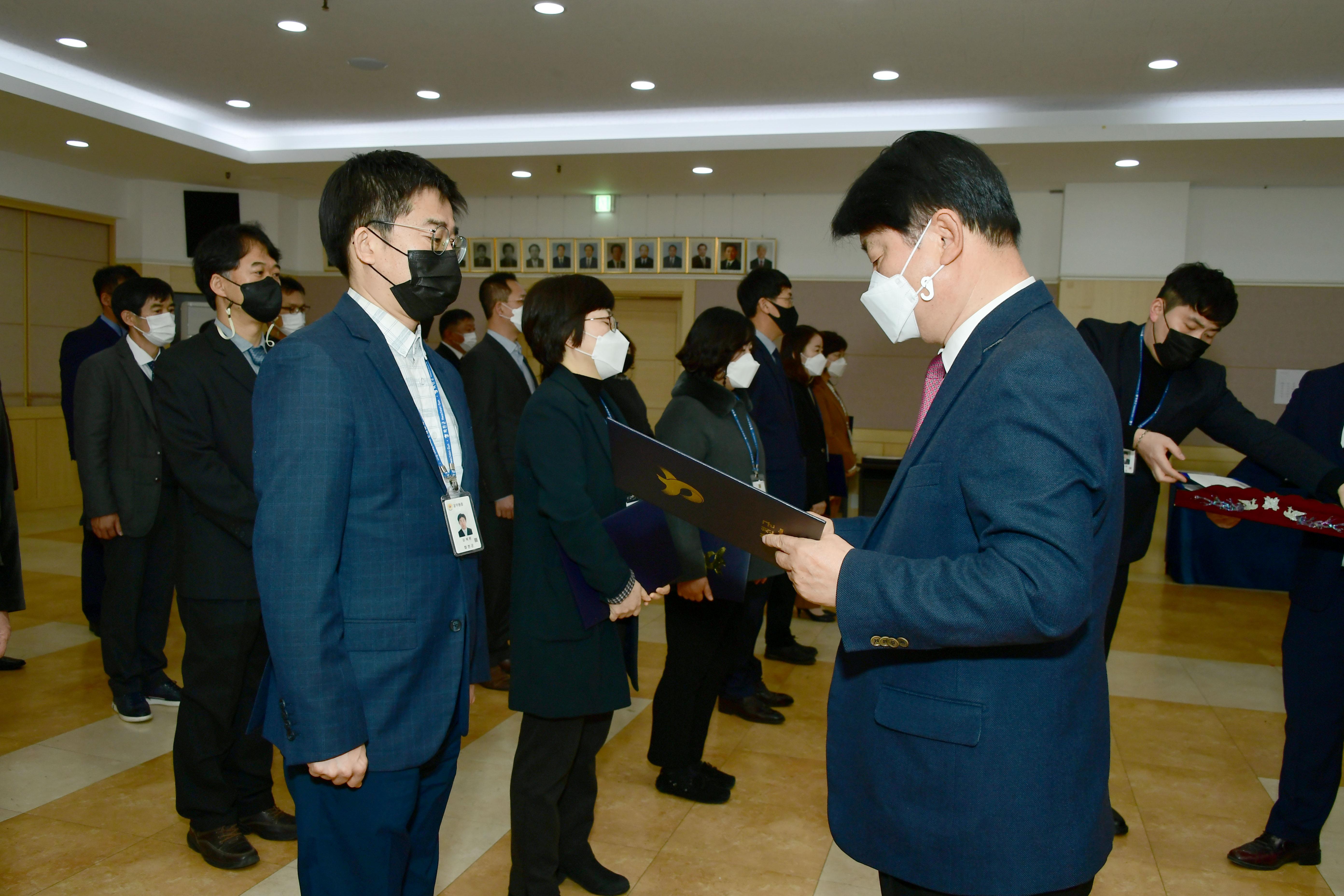 2021 화천군 인사발령자 임용장 수여식 의 사진