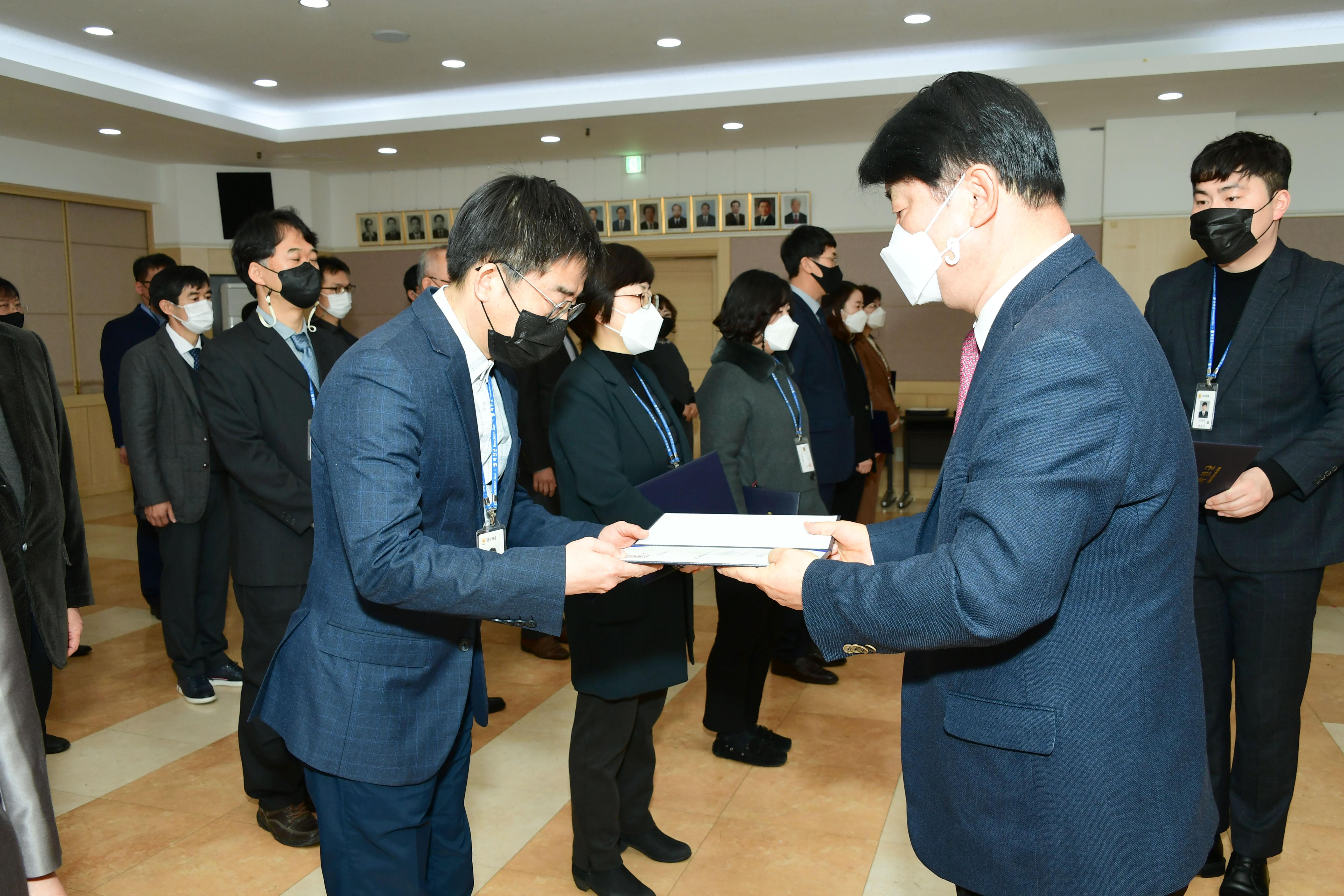 2021 화천군 인사발령자 임용장 수여식 의 사진