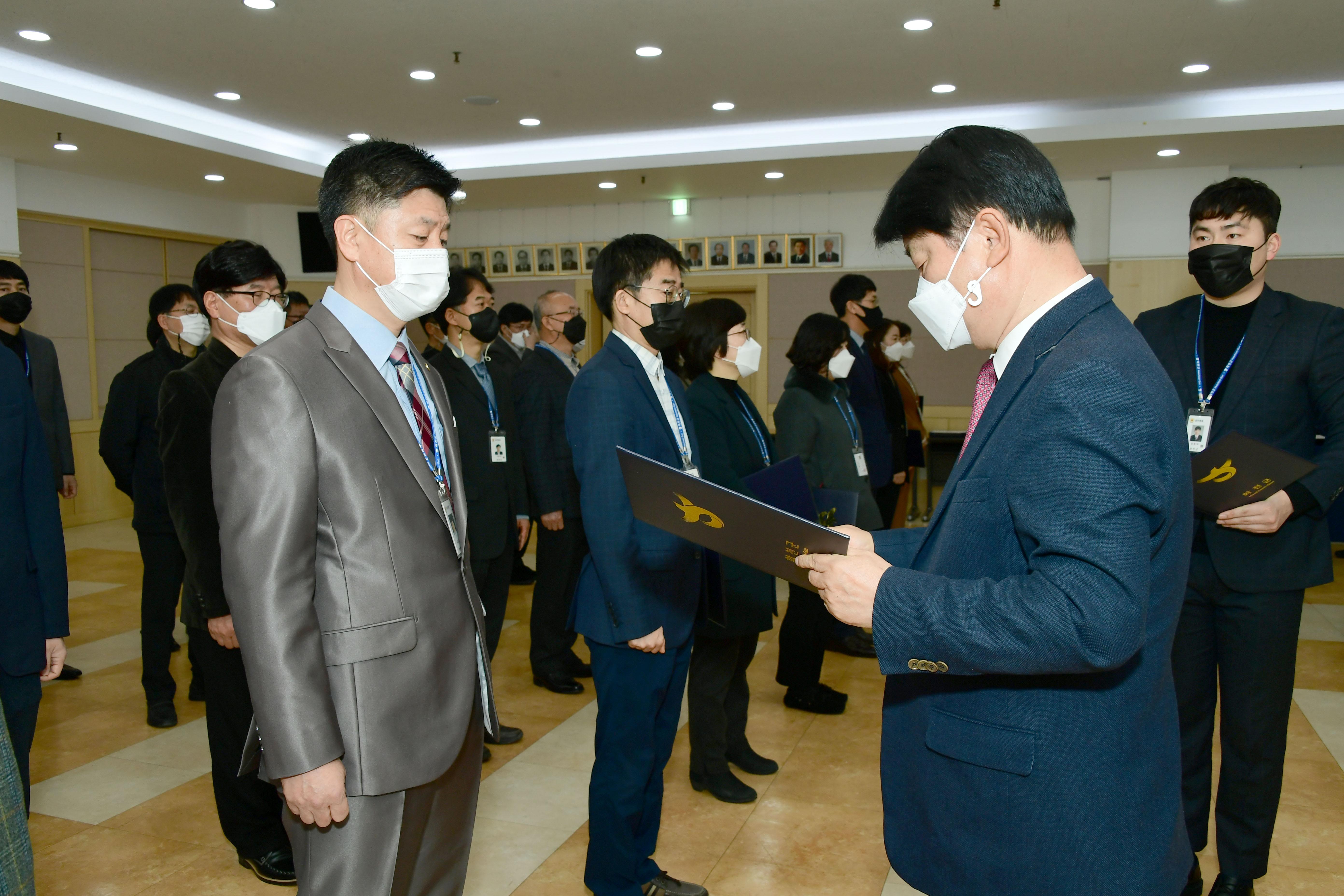 2021 화천군 인사발령자 임용장 수여식 의 사진