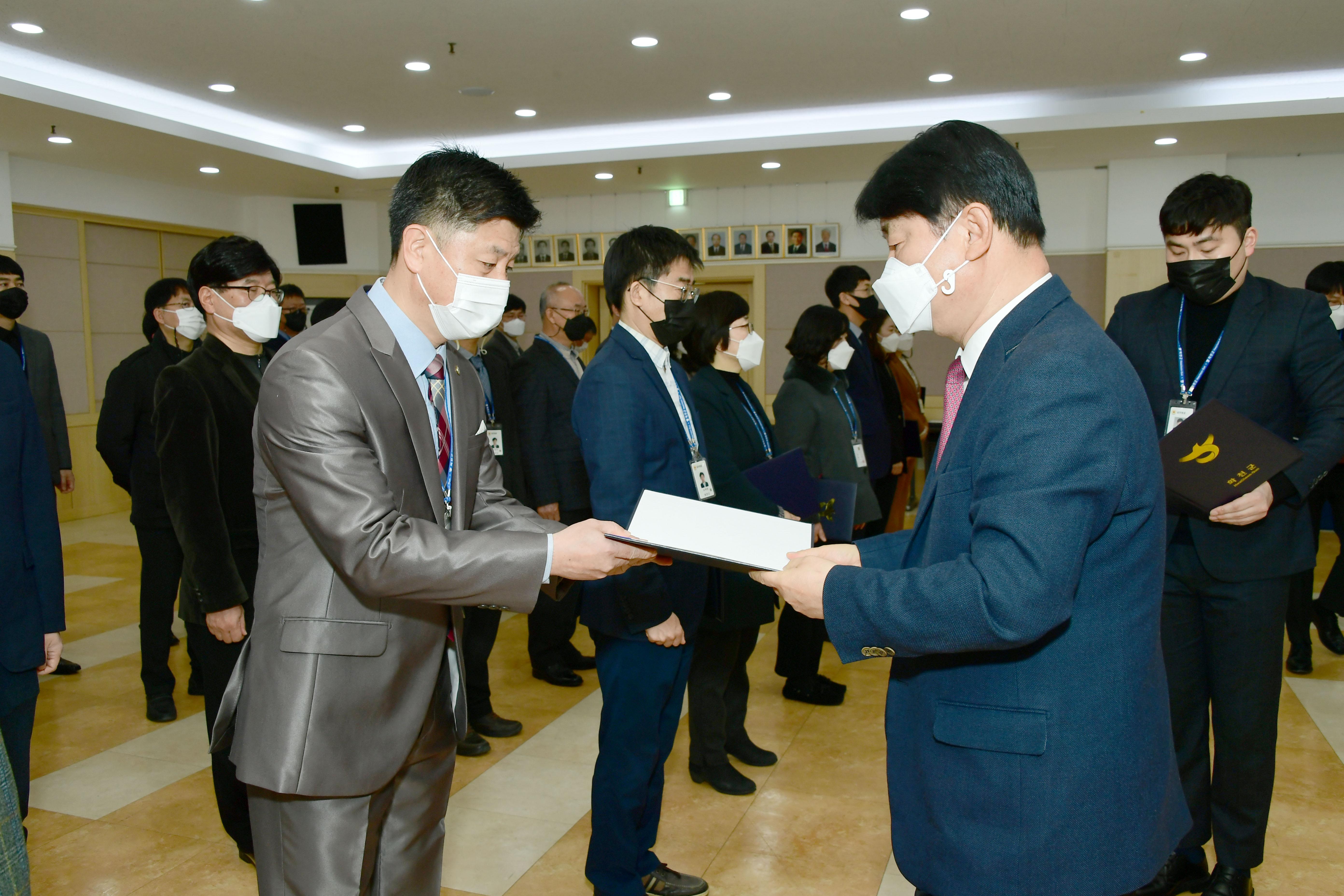 2021 화천군 인사발령자 임용장 수여식 의 사진