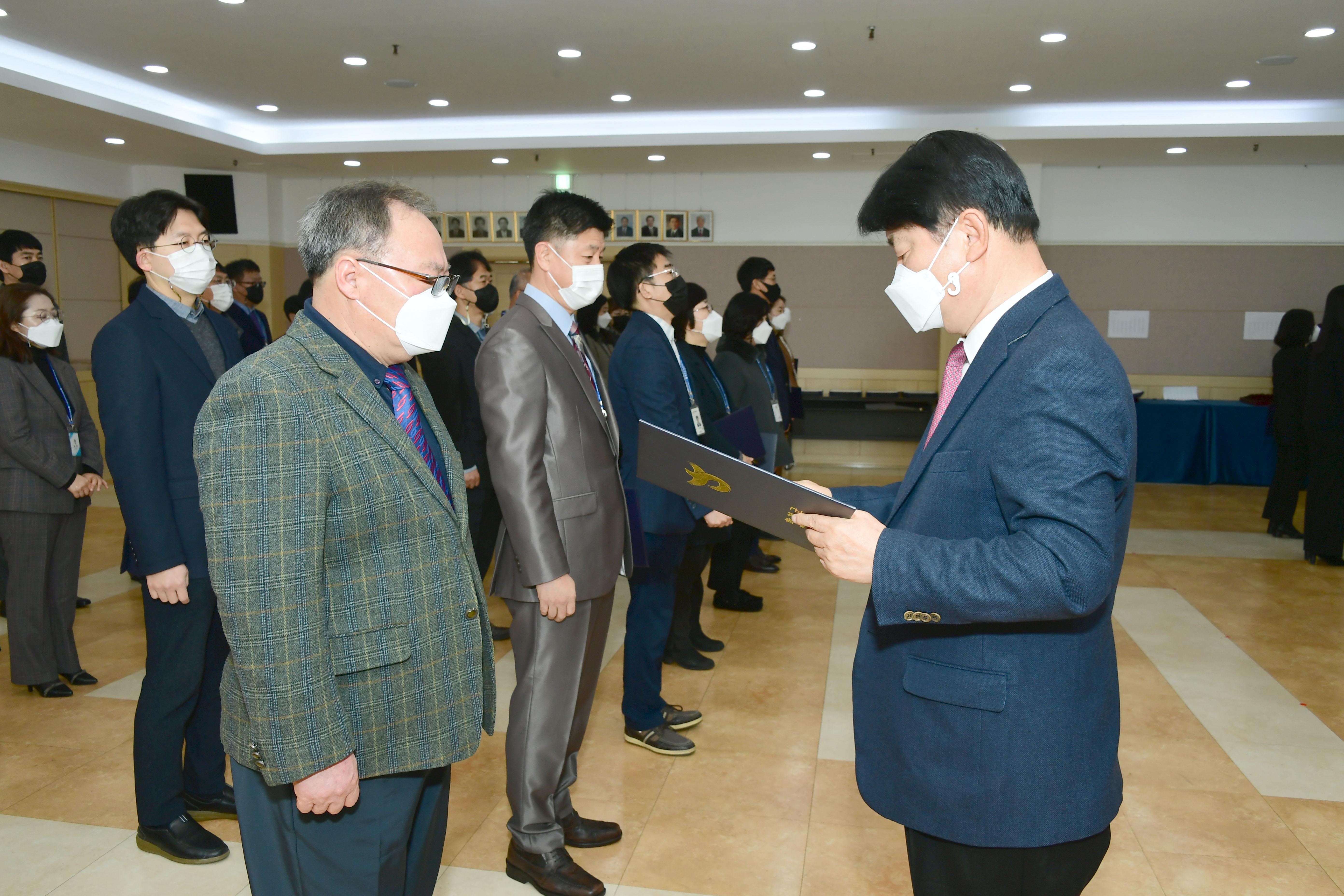 2021 화천군 인사발령자 임용장 수여식 의 사진