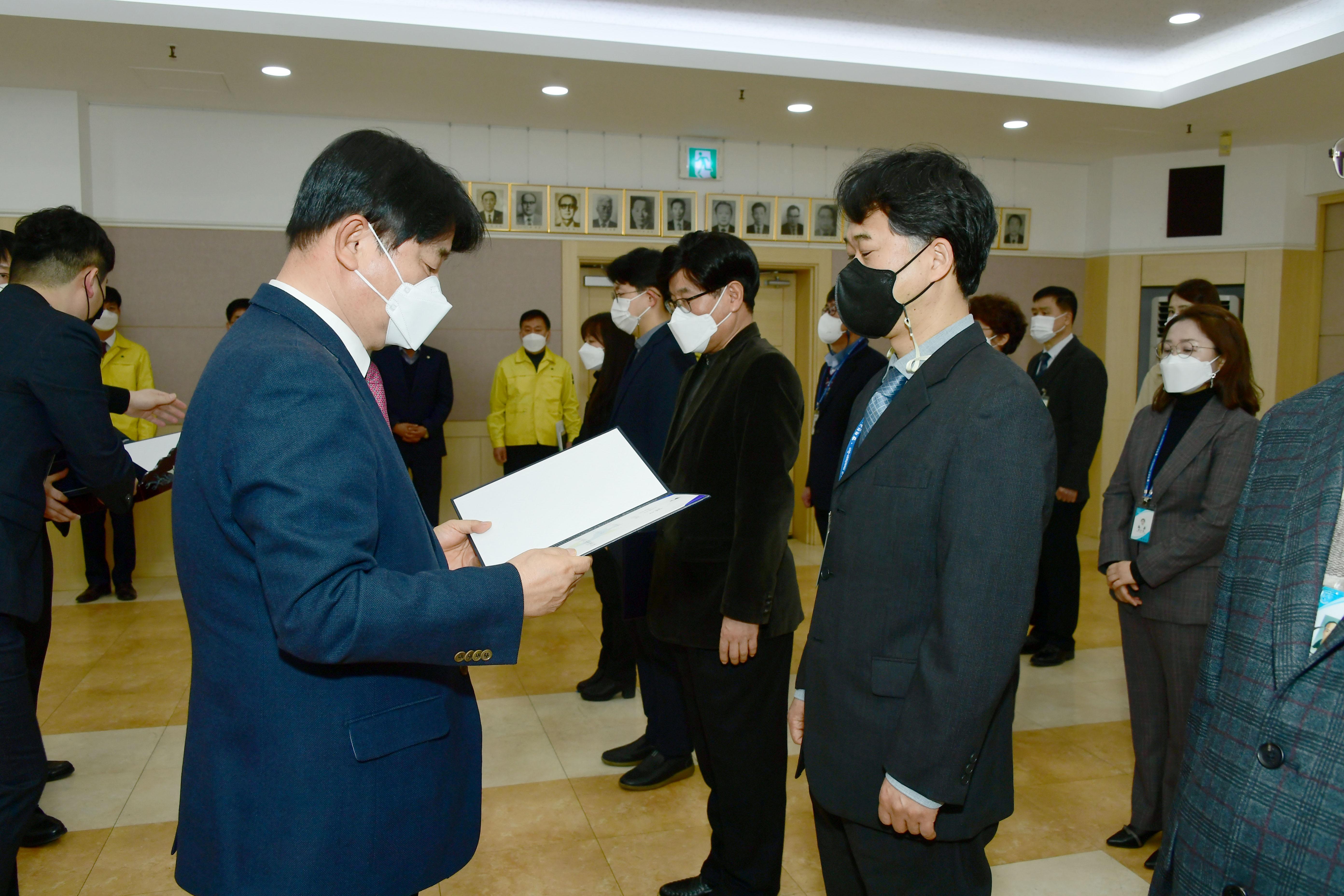 2021 화천군 인사발령자 임용장 수여식 의 사진