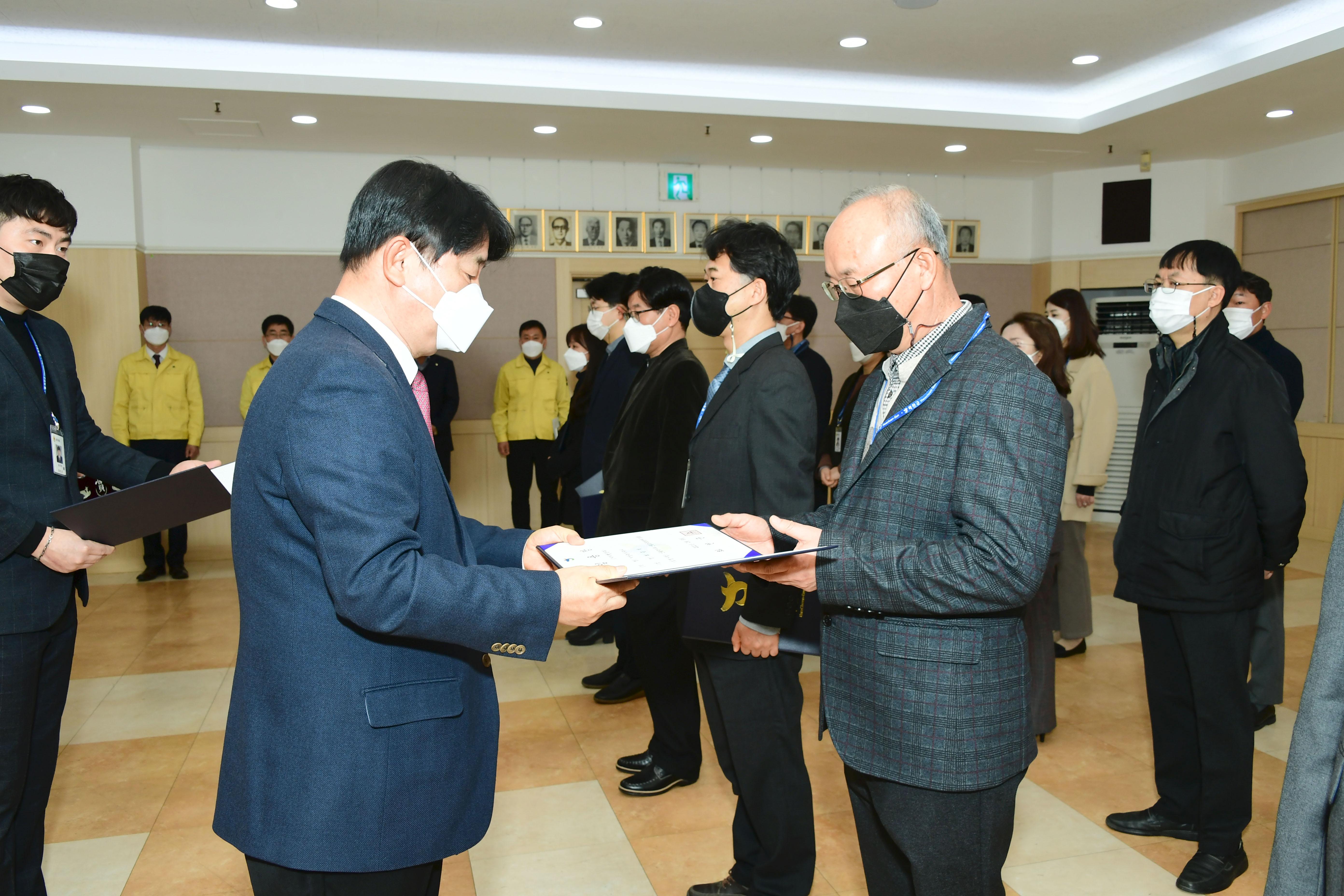 2021 화천군 인사발령자 임용장 수여식 의 사진