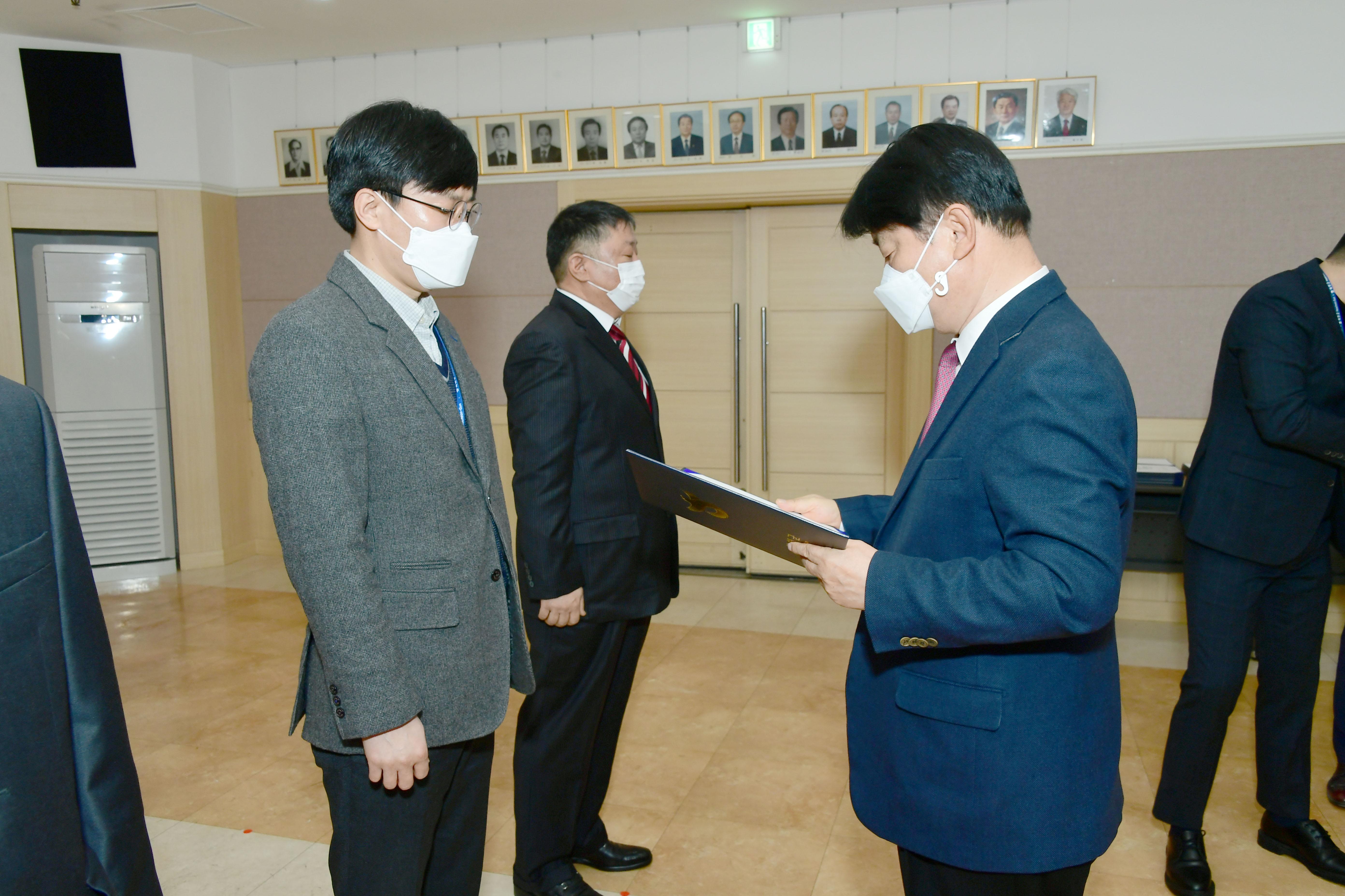 2021 화천군 인사발령자 임용장 수여식 의 사진