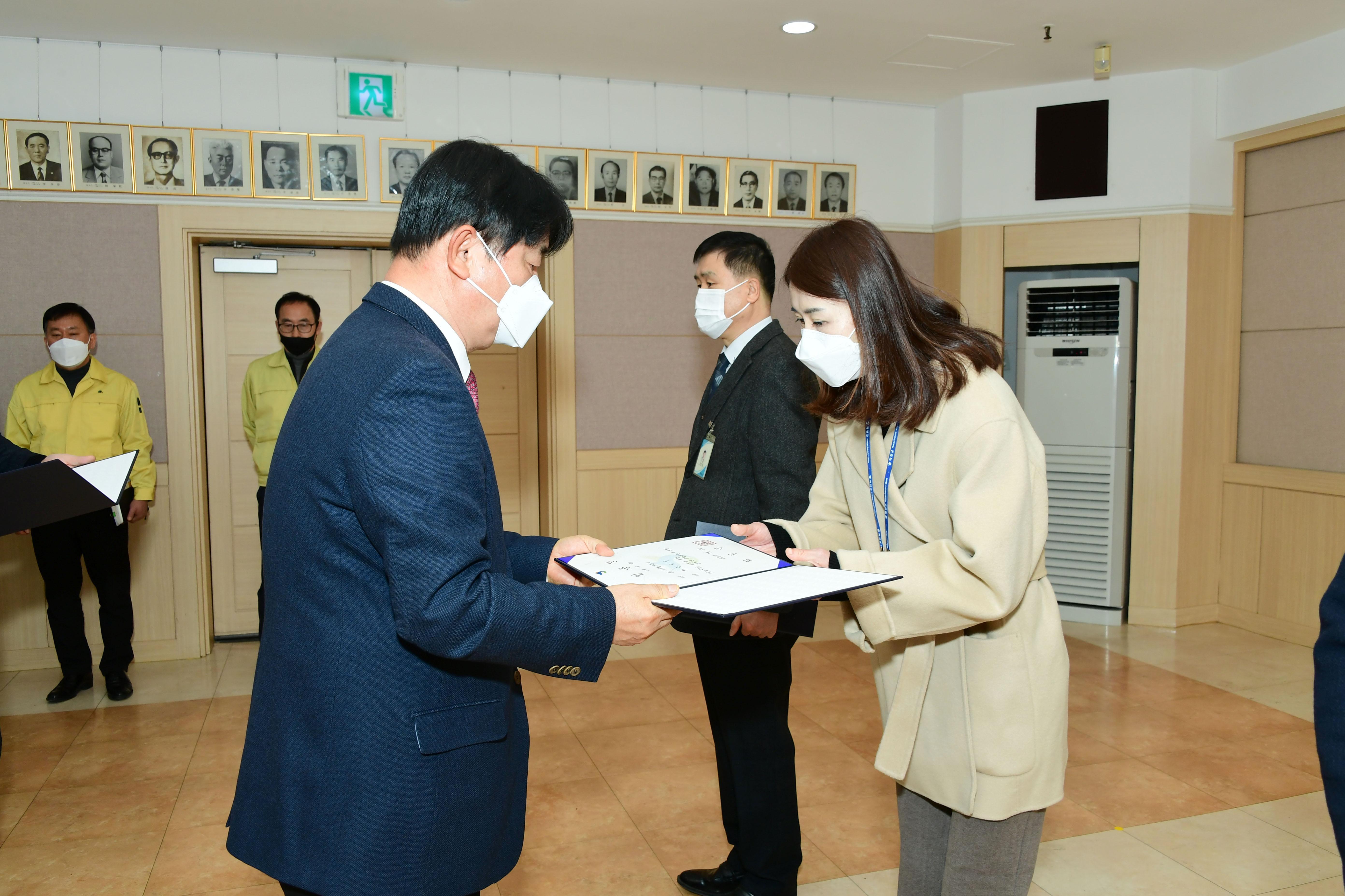 2021 화천군 인사발령자 임용장 수여식 의 사진