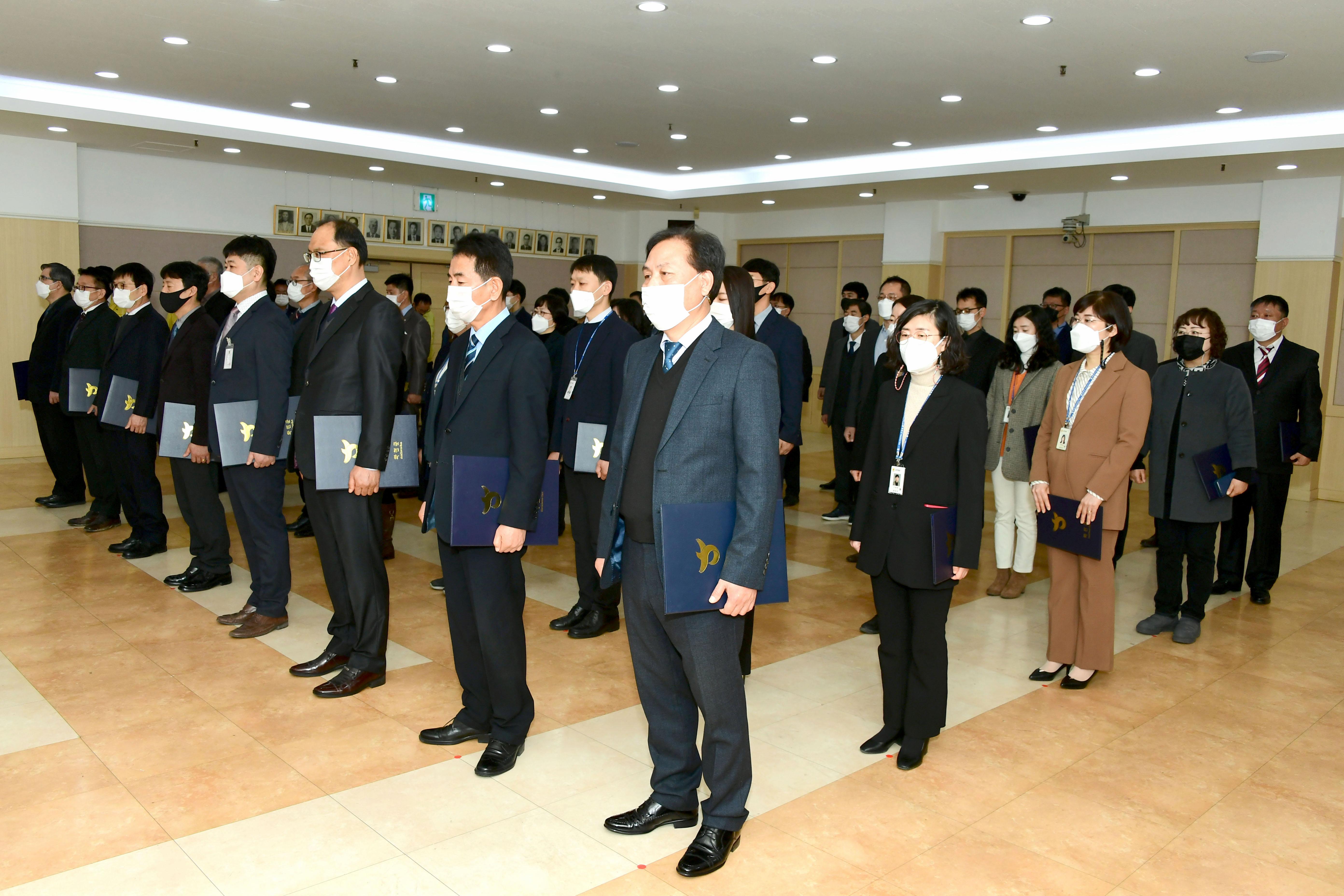 2021 화천군 인사발령자 임용장 수여식 의 사진