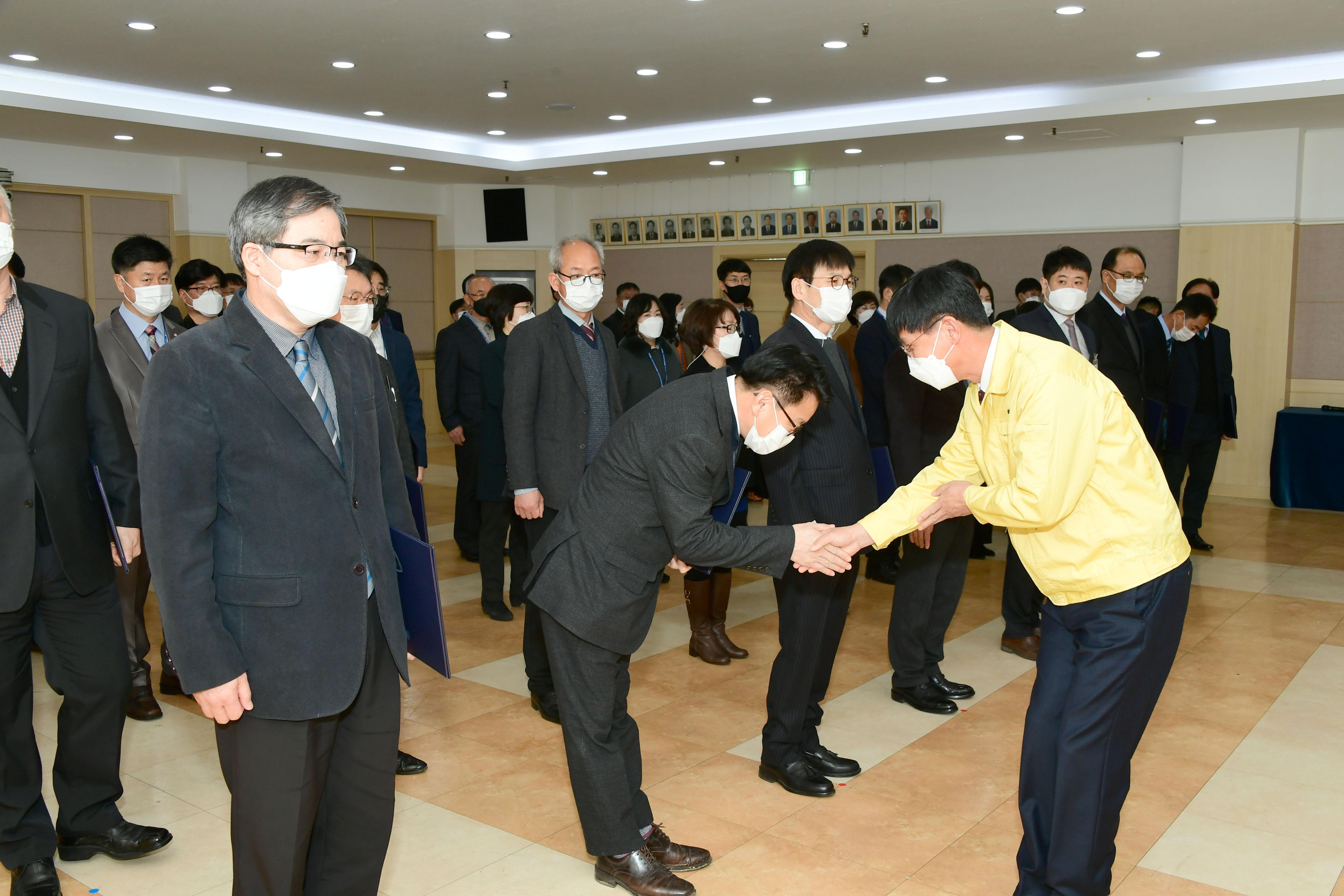 2021 화천군 인사발령자 임용장 수여식 의 사진