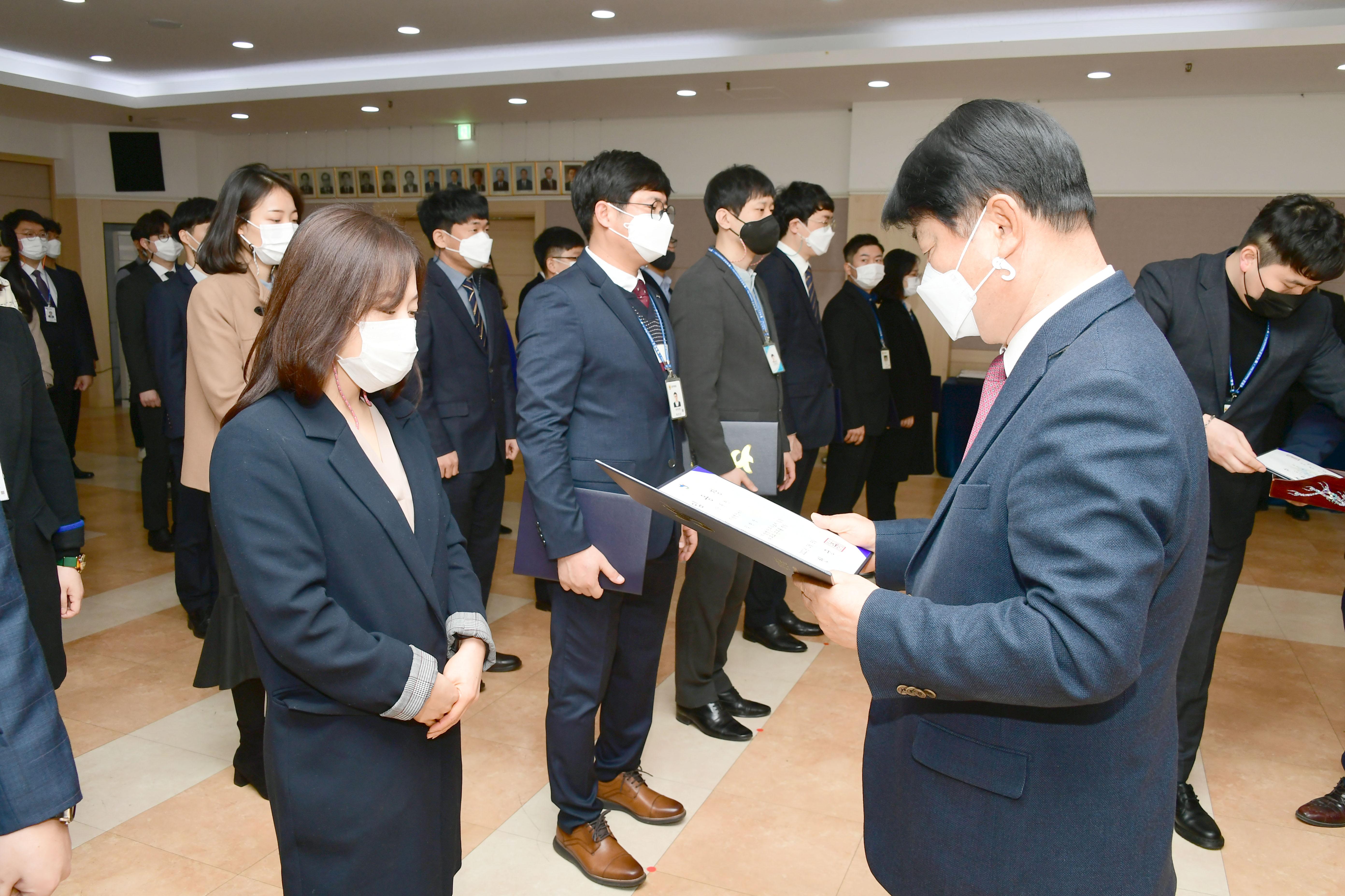 2021 화천군 인사발령자 임용장 수여식 의 사진