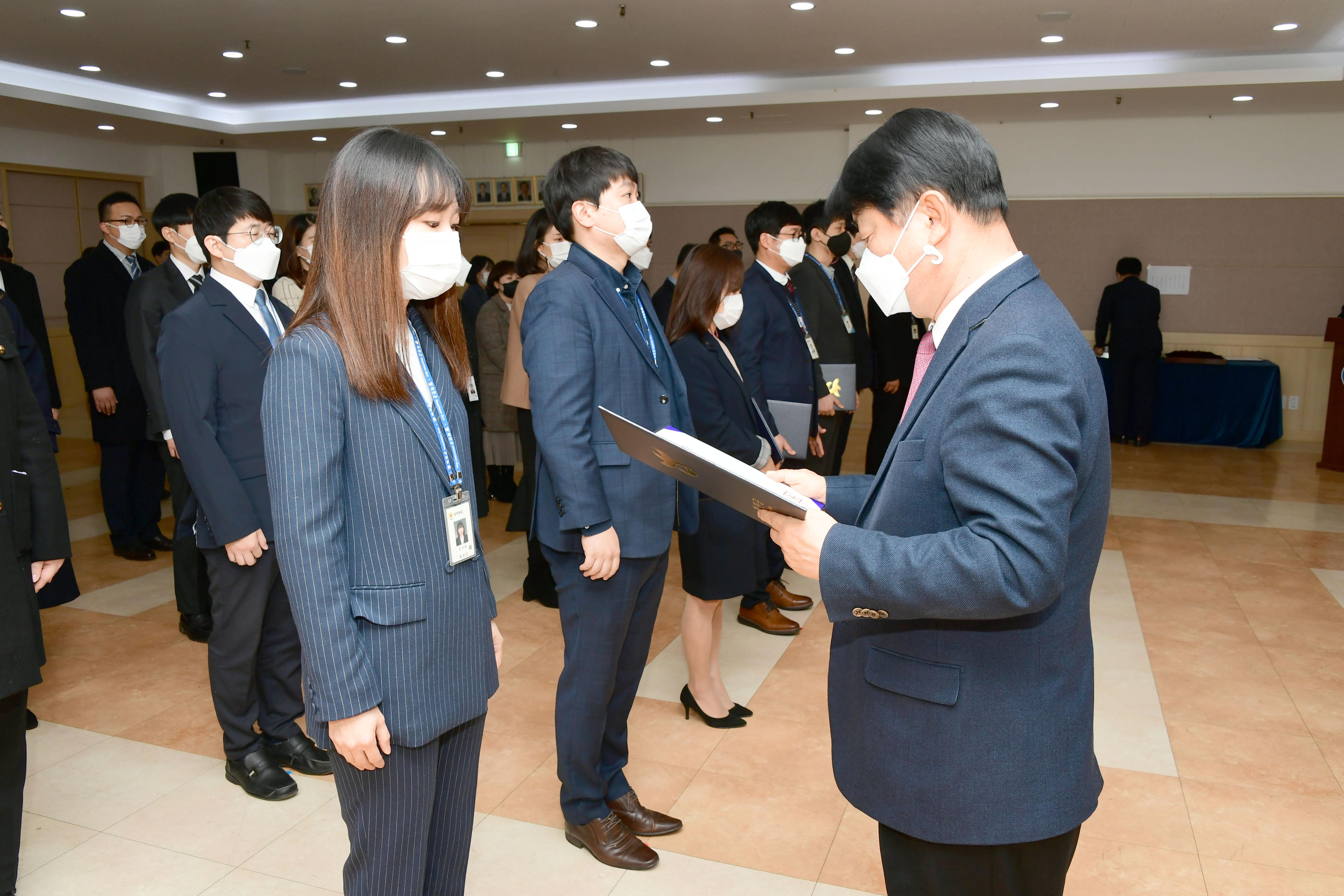 2021 화천군 인사발령자 임용장 수여식 의 사진