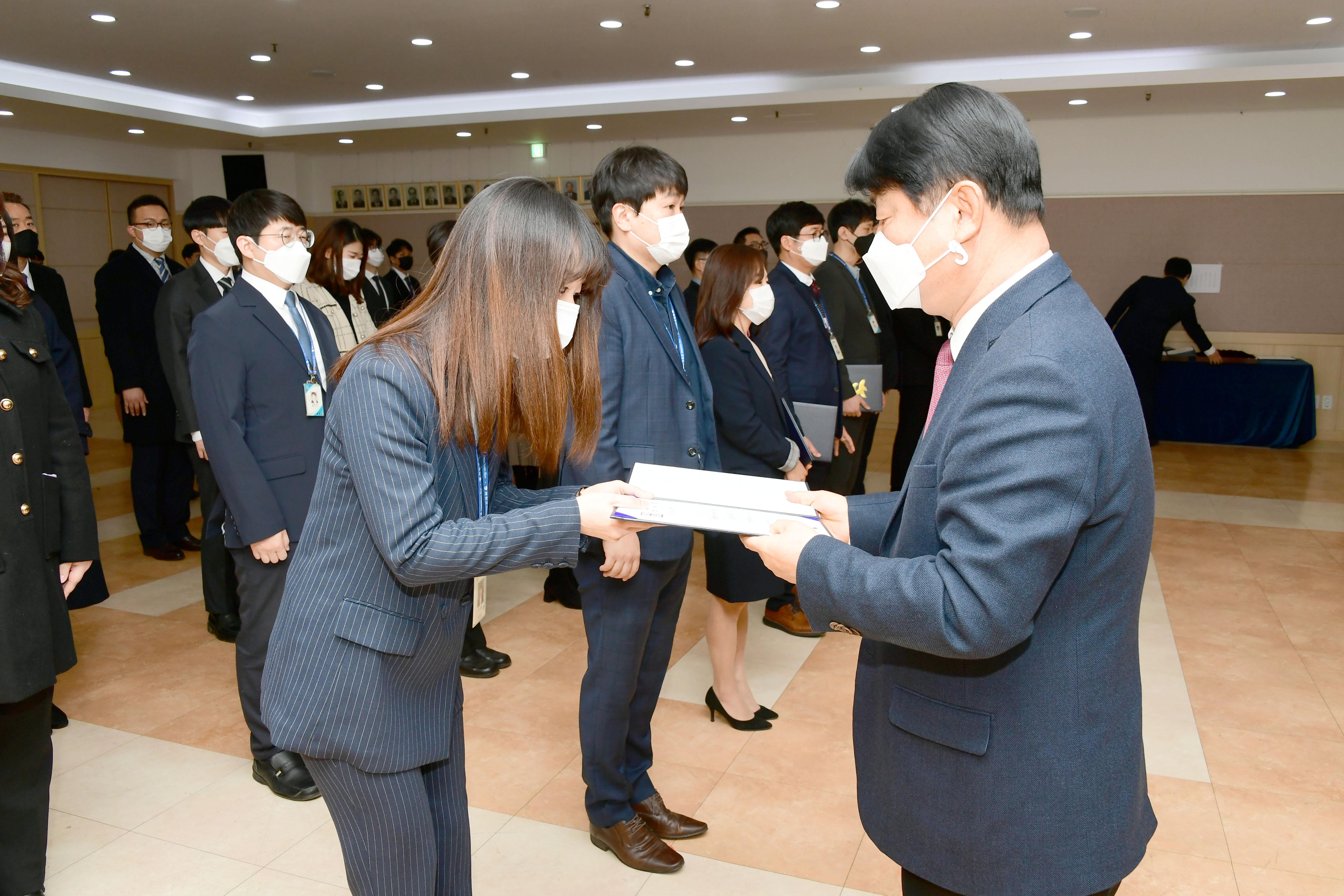 2021 화천군 인사발령자 임용장 수여식 의 사진