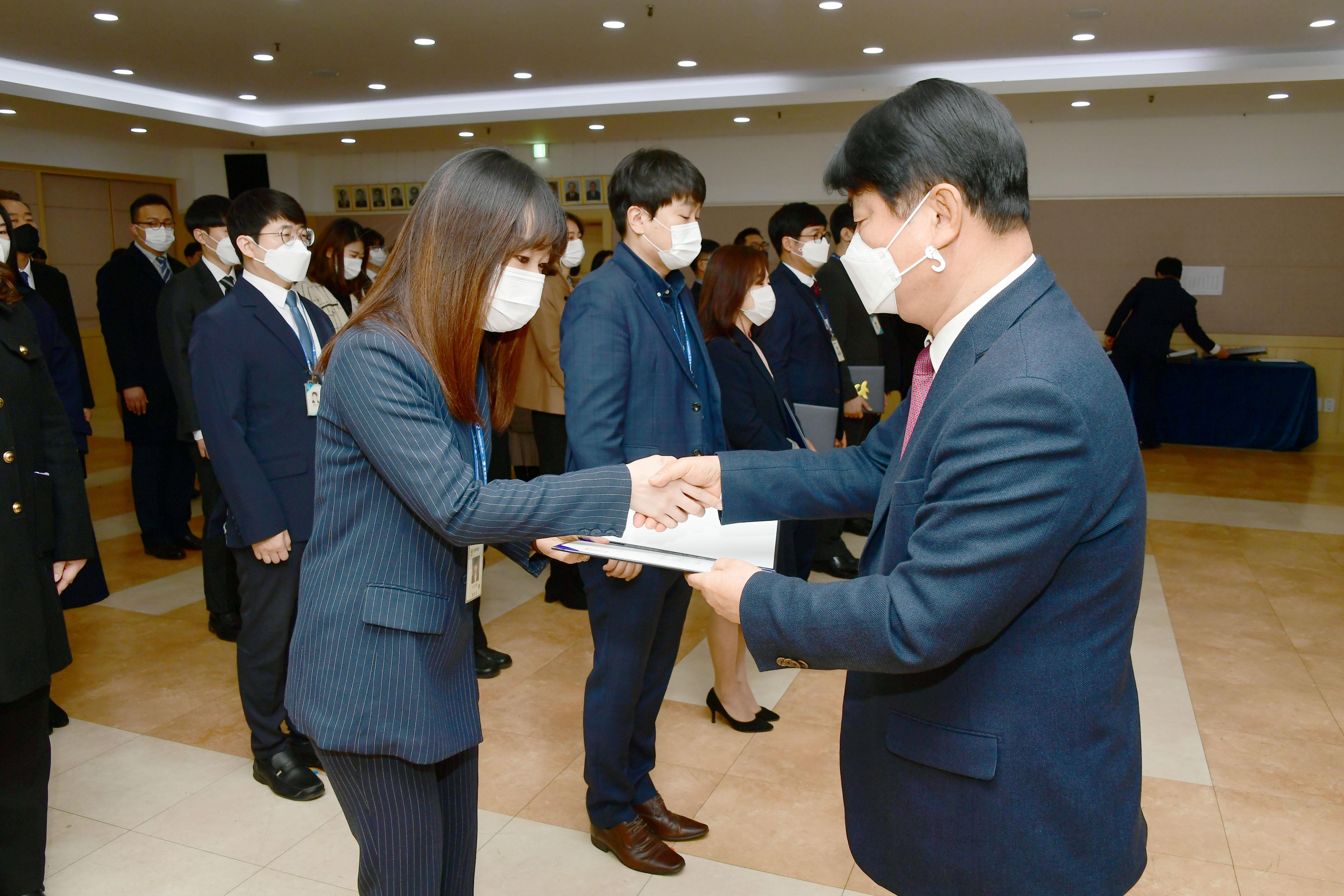 2021 화천군 인사발령자 임용장 수여식 의 사진