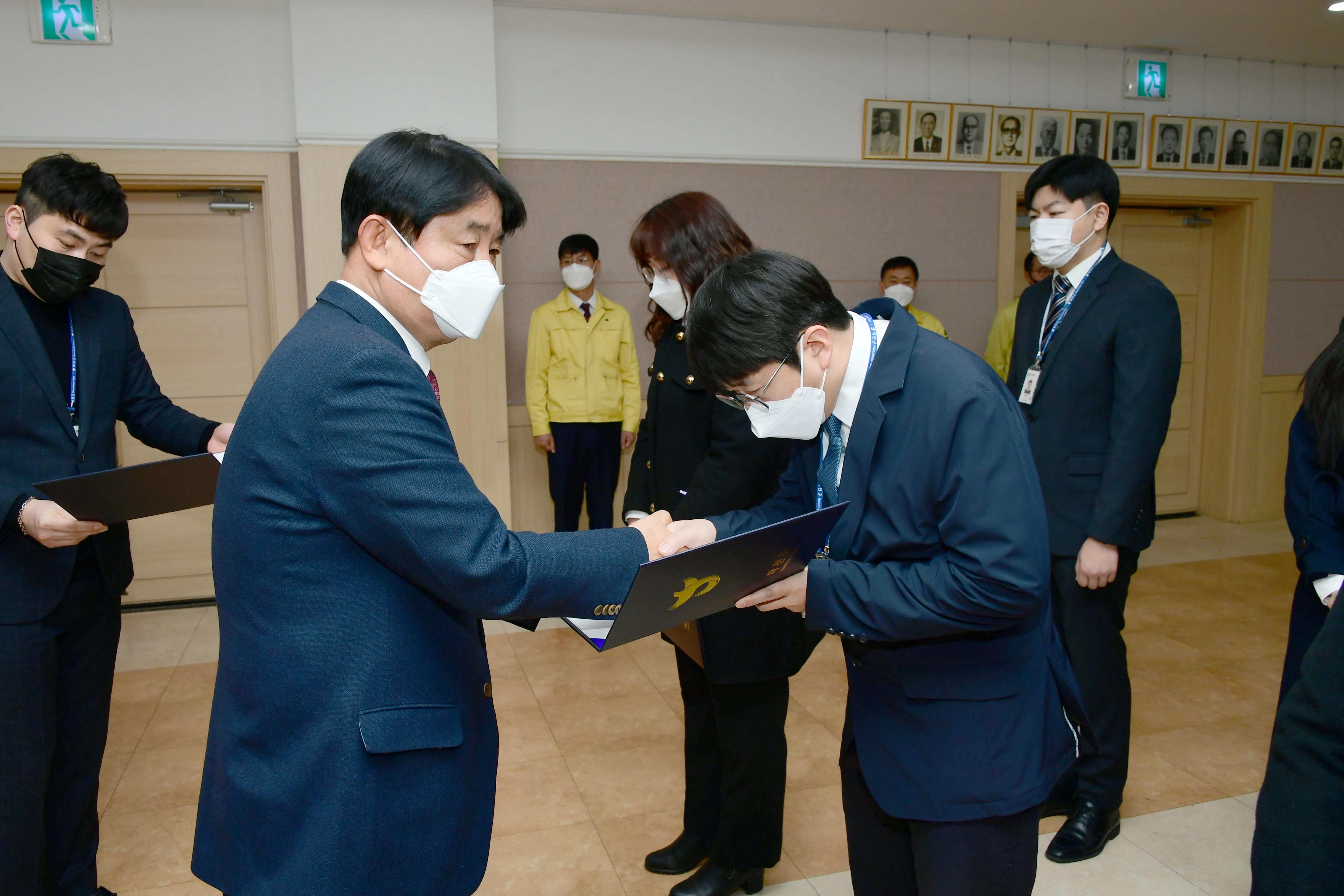 2021 화천군 인사발령자 임용장 수여식 의 사진