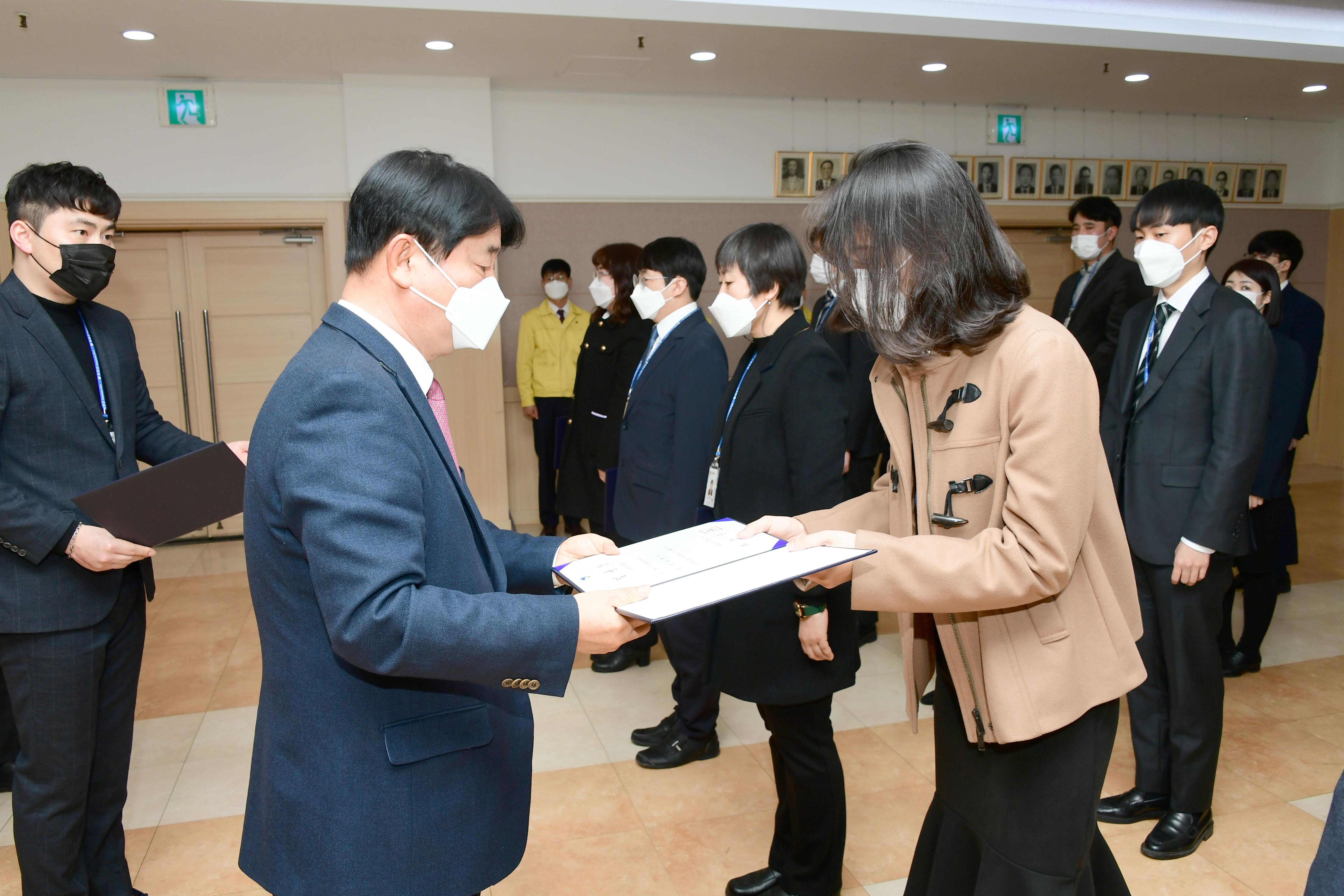 2021 화천군 인사발령자 임용장 수여식 의 사진