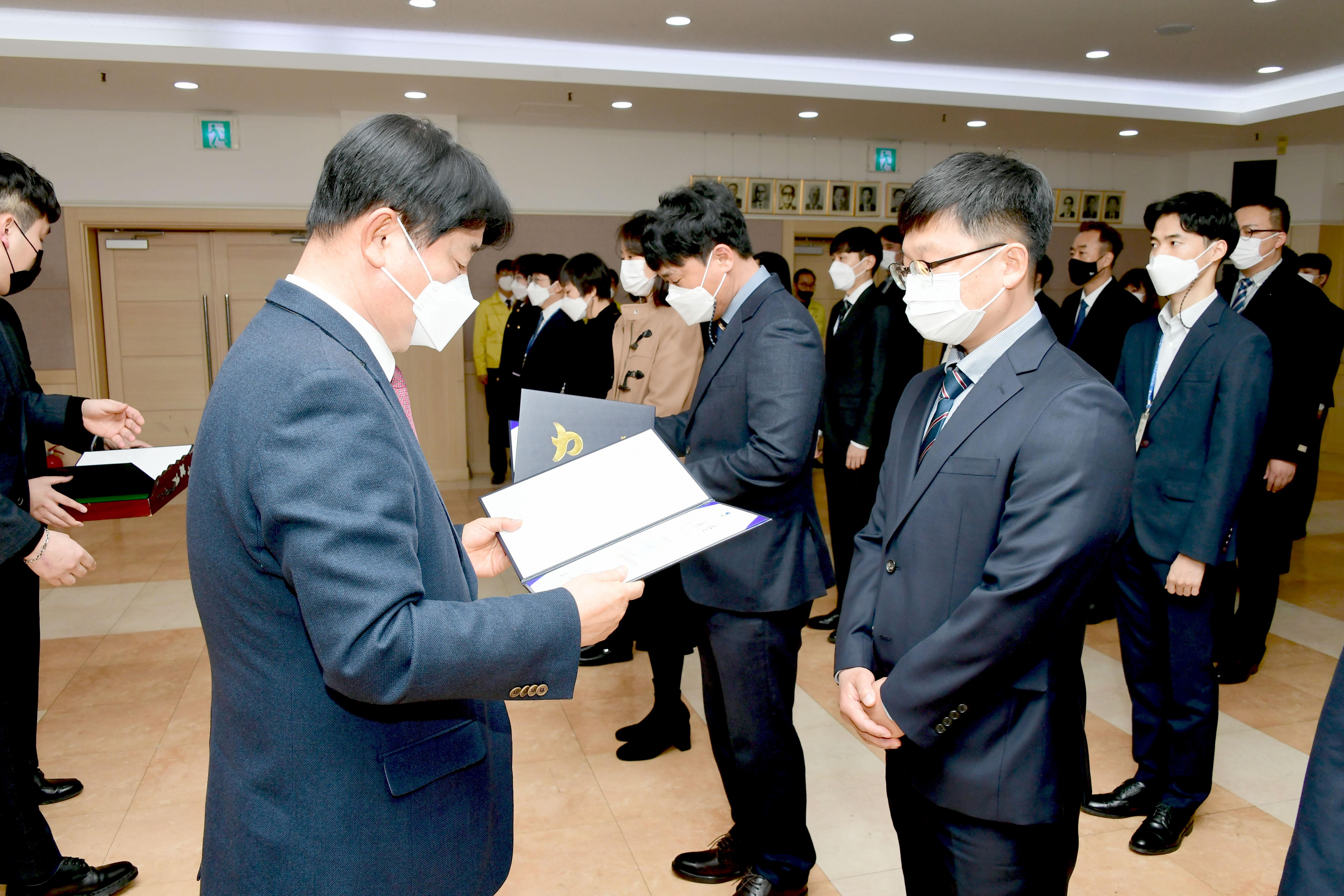 2021 화천군 인사발령자 임용장 수여식 의 사진