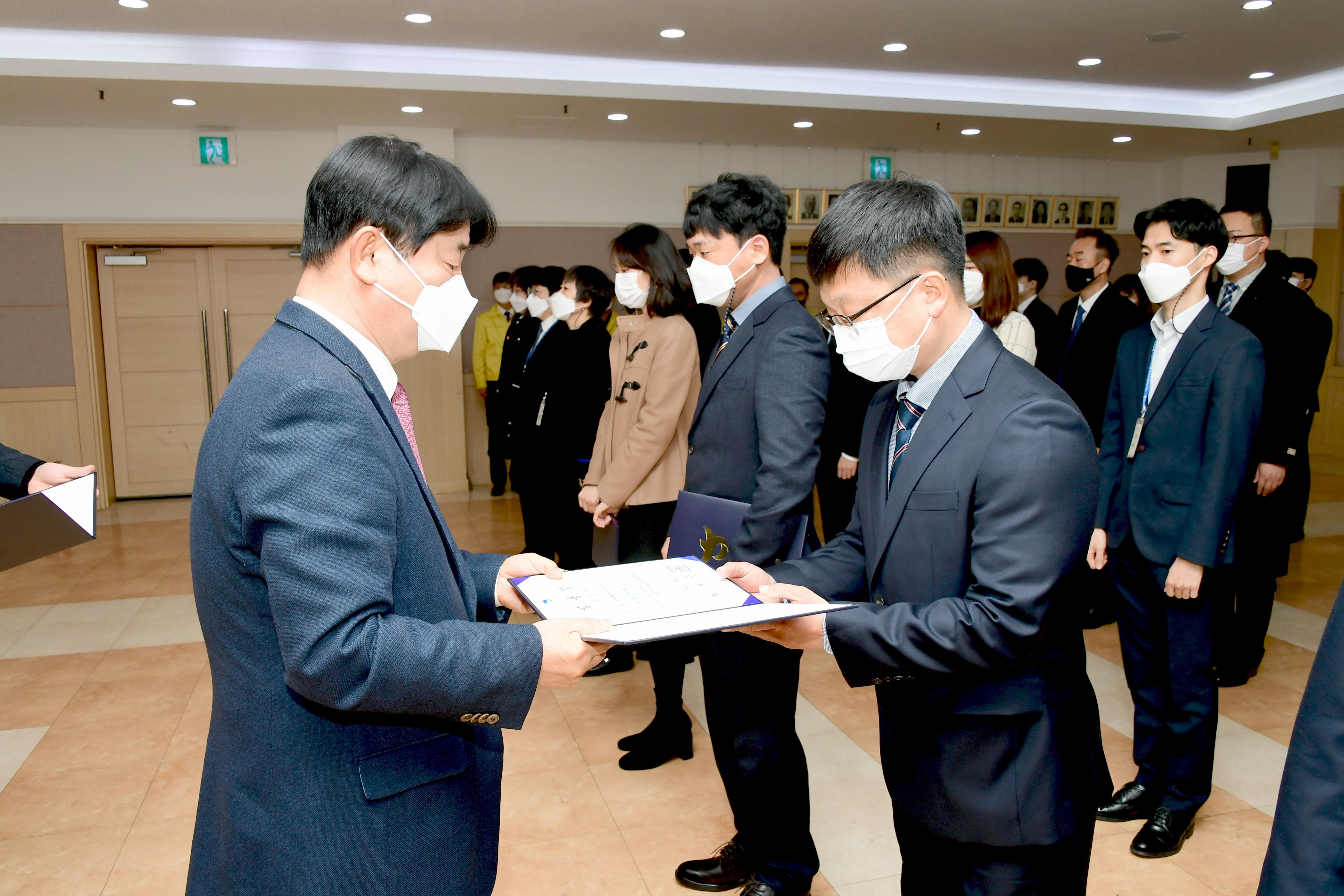 2021 화천군 인사발령자 임용장 수여식 의 사진