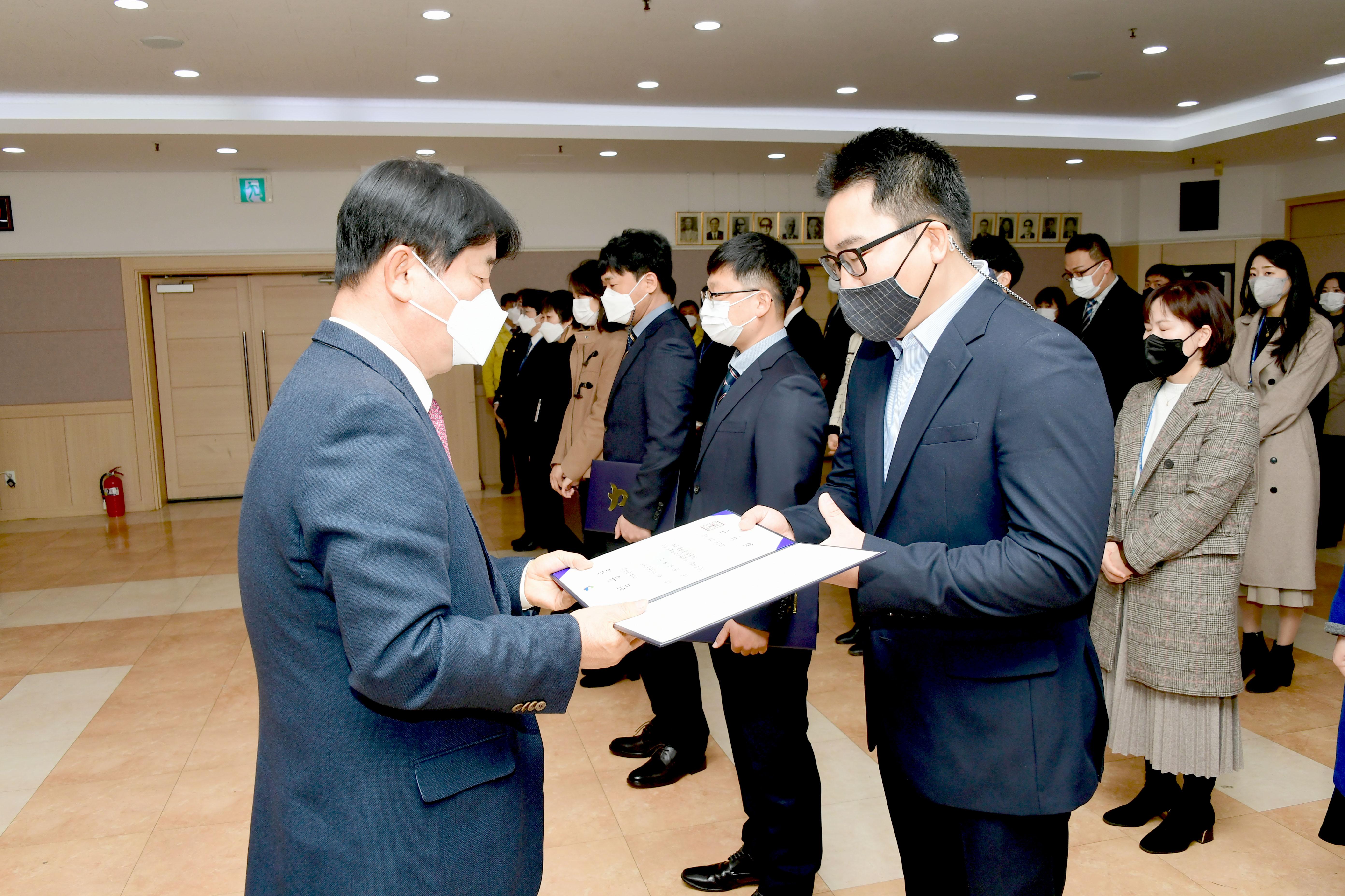 2021 화천군 인사발령자 임용장 수여식 의 사진