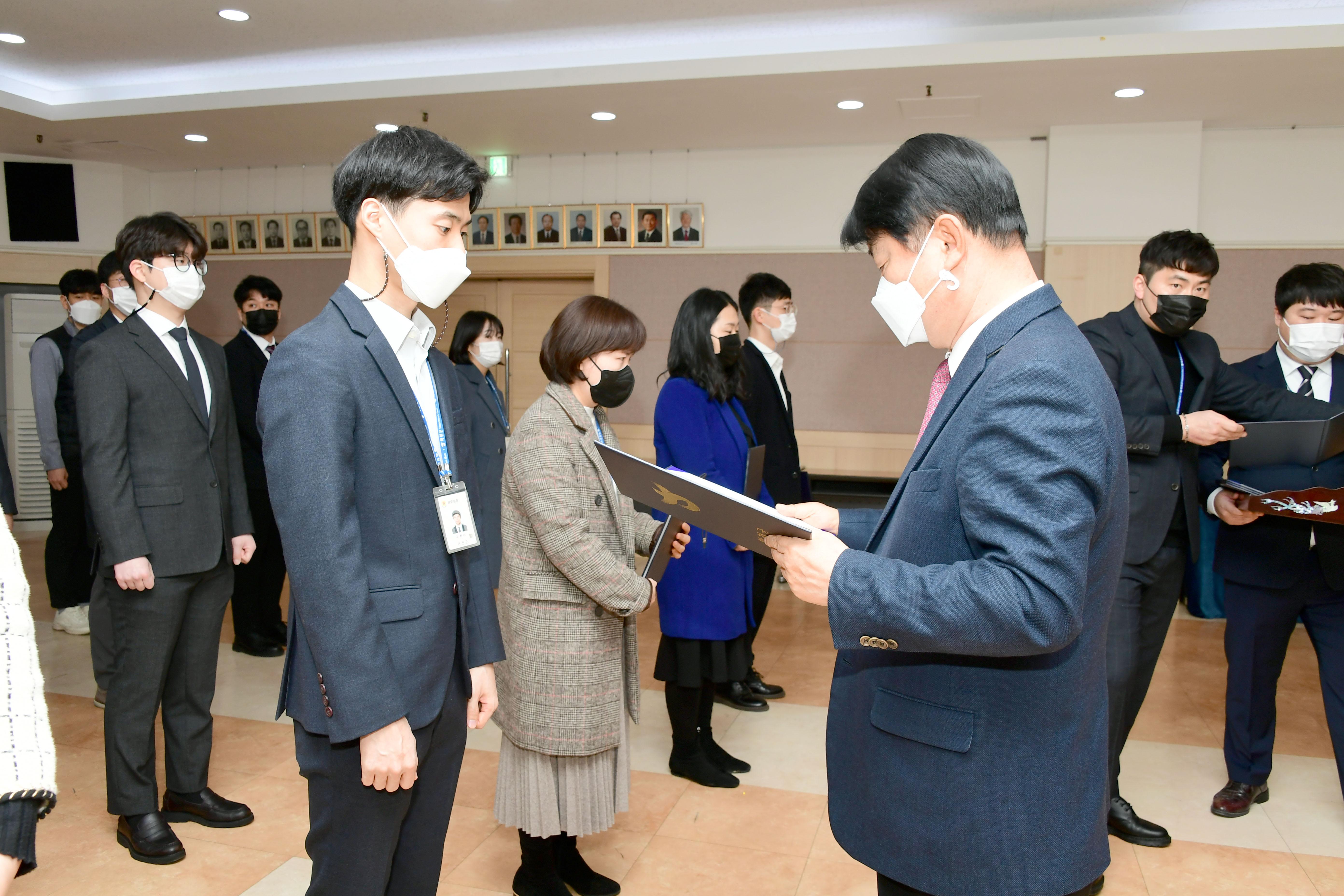 2021 화천군 인사발령자 임용장 수여식 의 사진