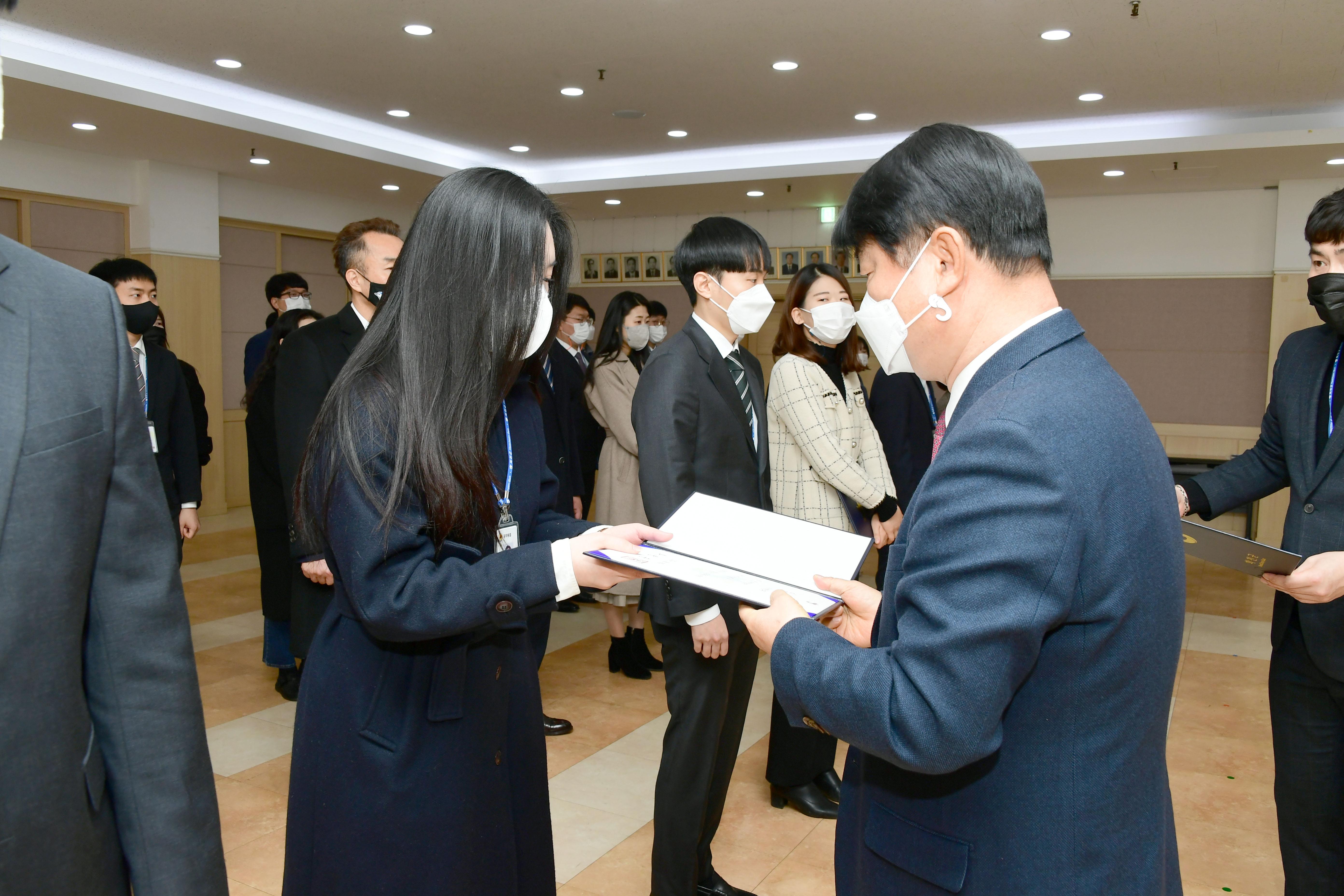 2021 화천군 인사발령자 임용장 수여식 의 사진