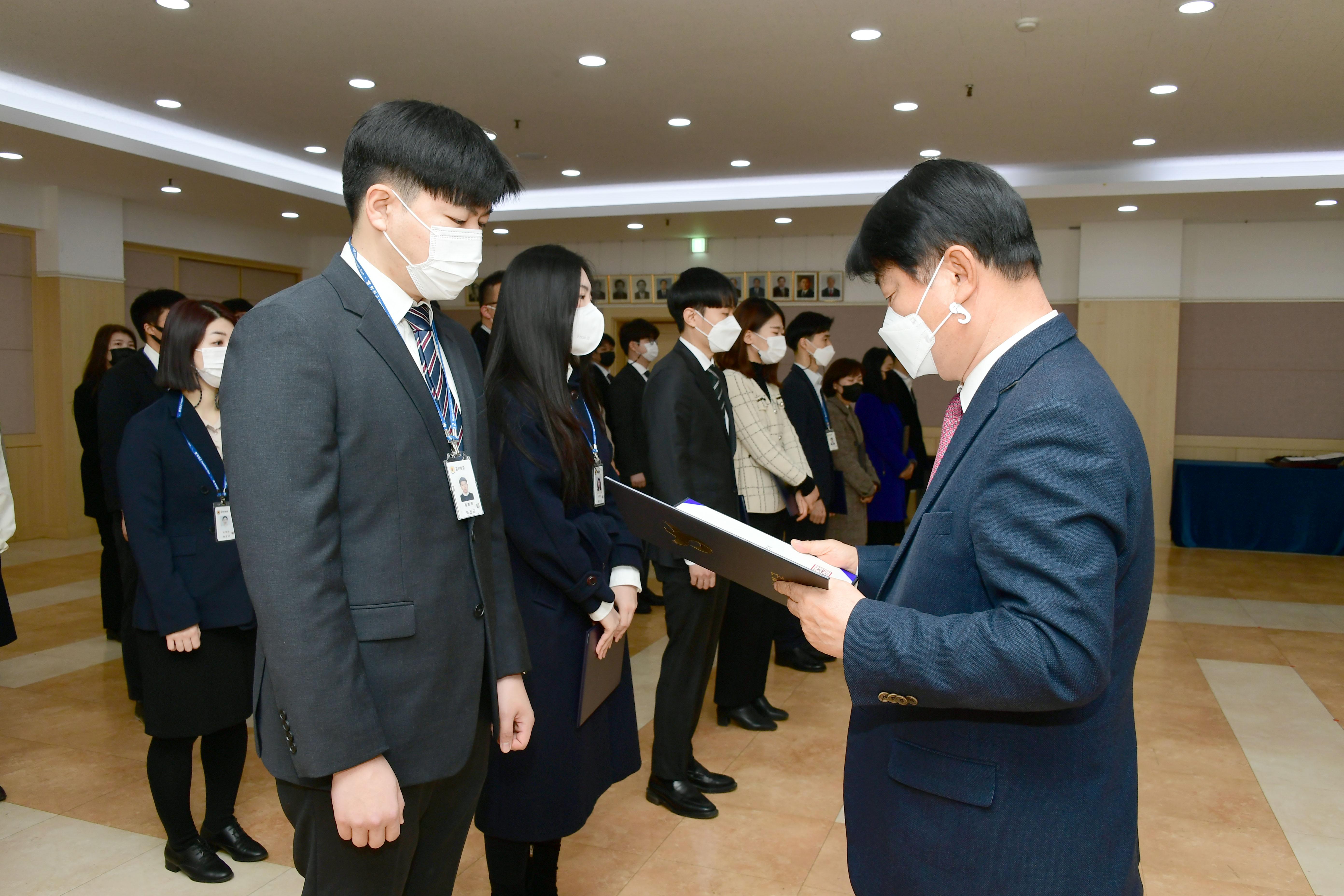 2021 화천군 인사발령자 임용장 수여식 의 사진