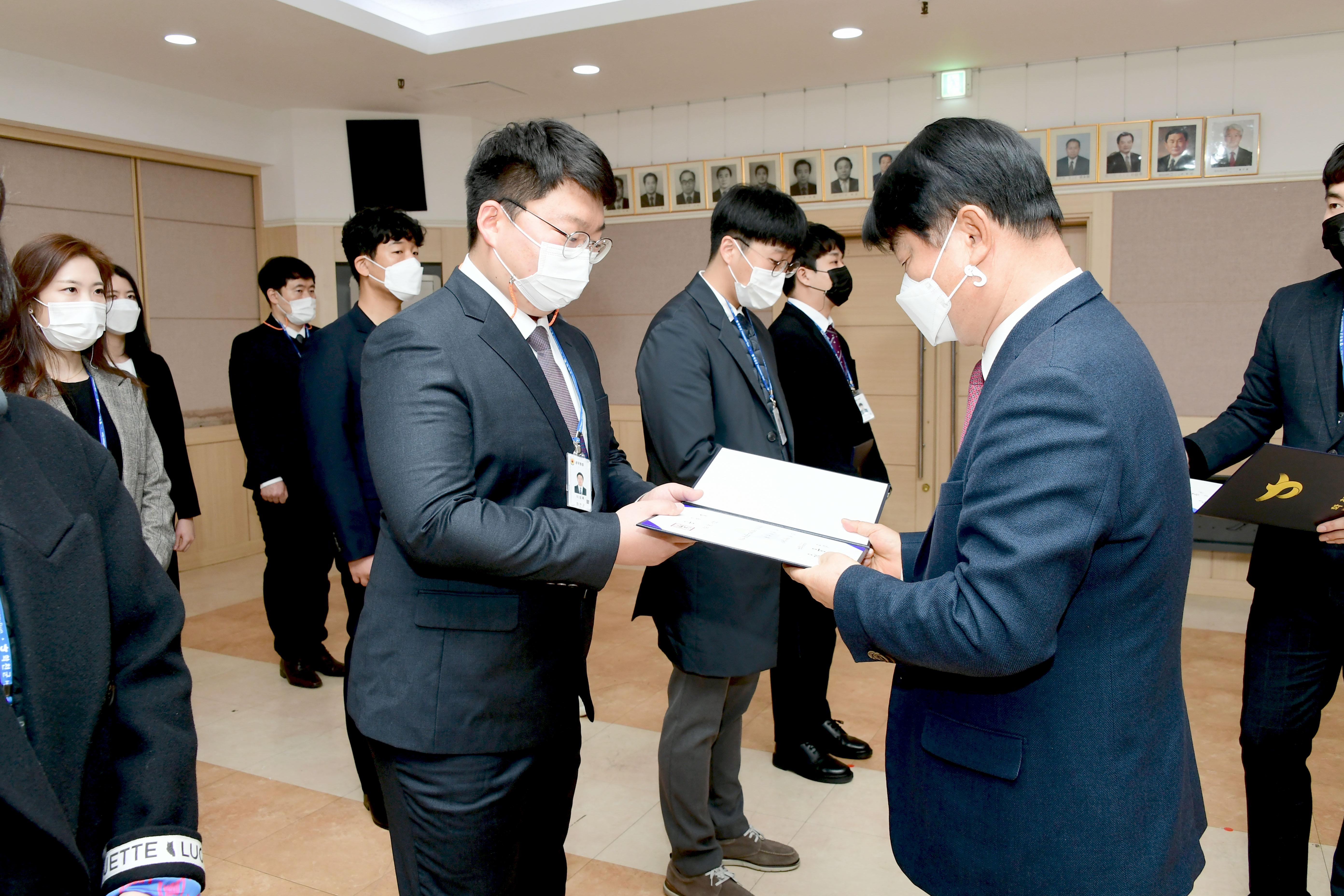 2021 화천군 인사발령자 임용장 수여식 의 사진